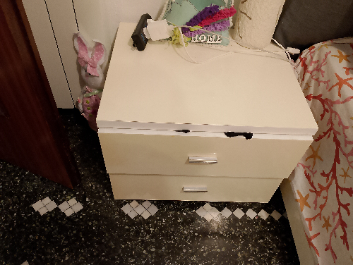 Immagine di comodino bianco
