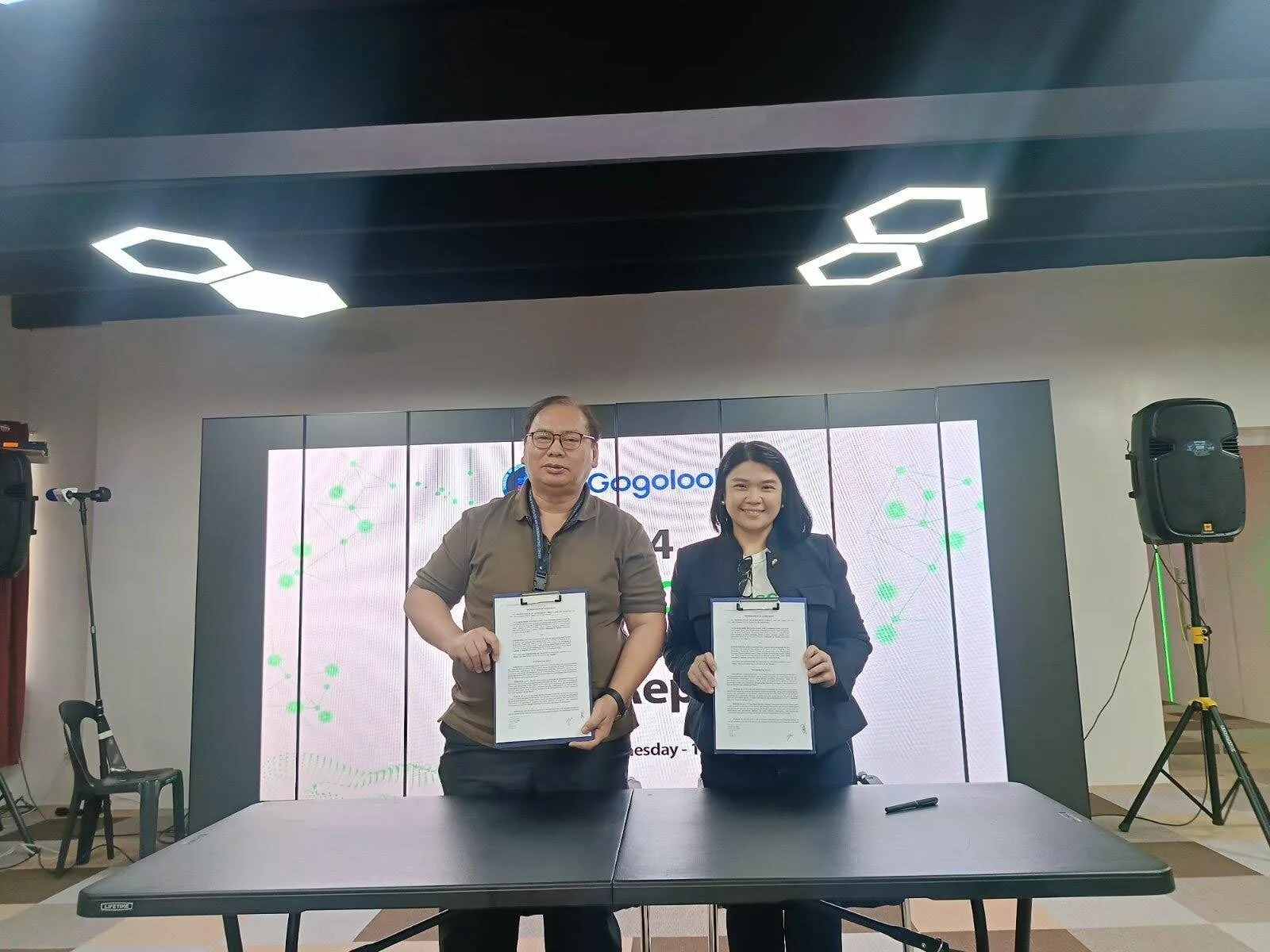 IN PHOTO: (Left) CICC Executive Director Usec. Alexander Ramos and (Right) Gogolook Philippines Country Head Mel Migriño during the partnership signing ceremony.