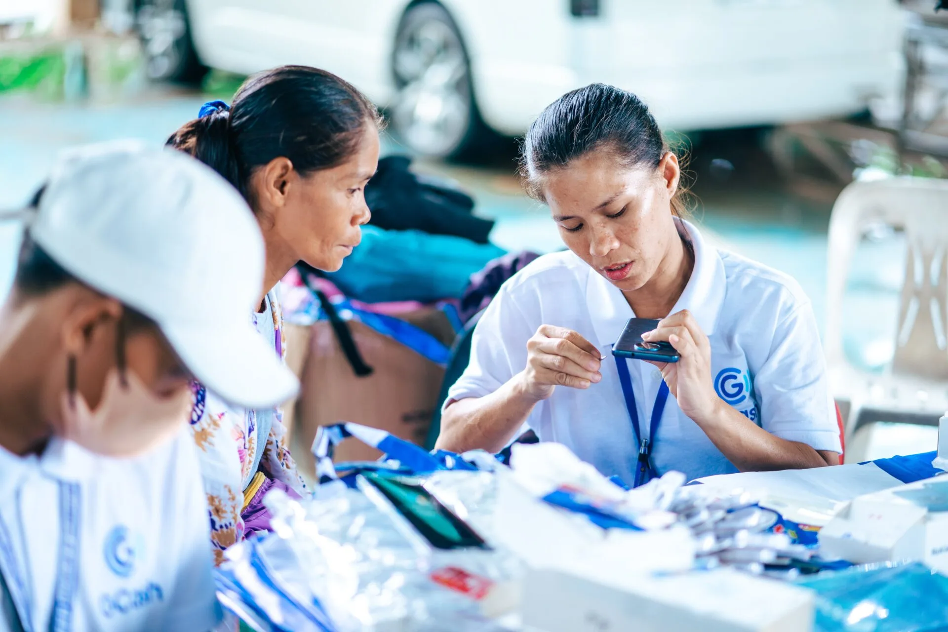 A GCash representative assists a 4Ps beneficiary with her pre-loved phone.