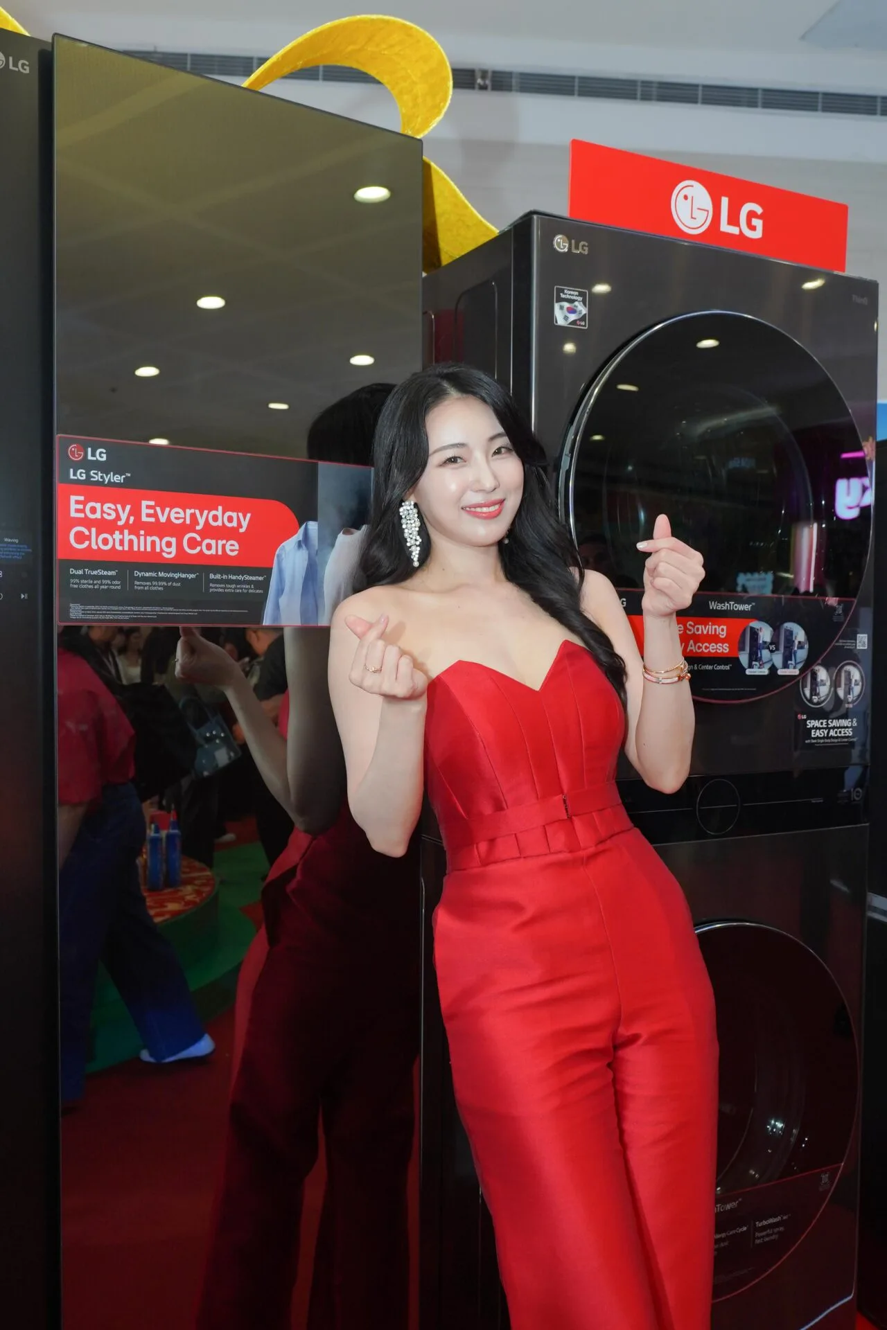 LG unveils AI-powered laundry and fabric care at joyful clean holiday pop-up in MOA