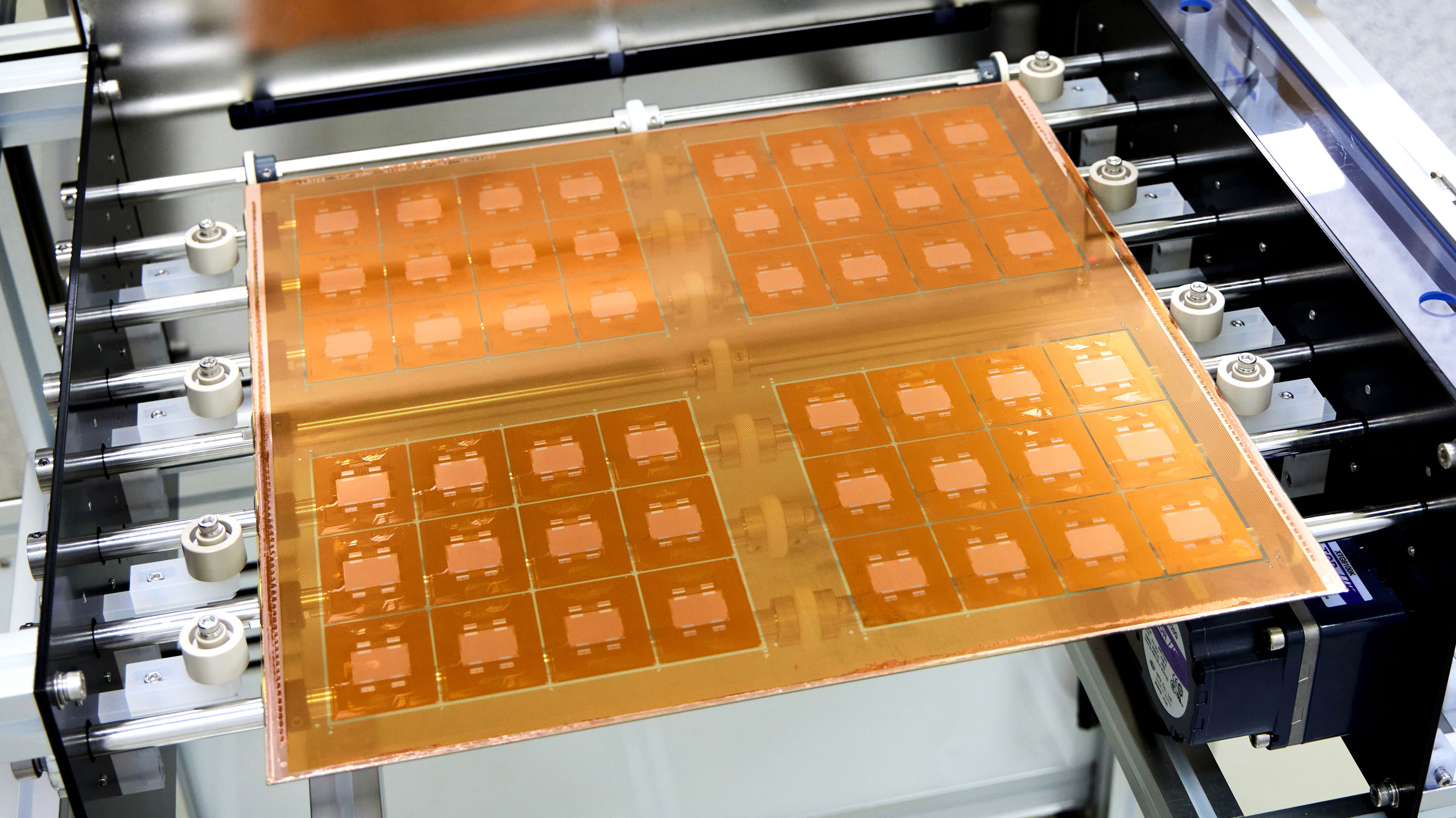 Futuros chips de IA podrían fabricarse sobre vidrio