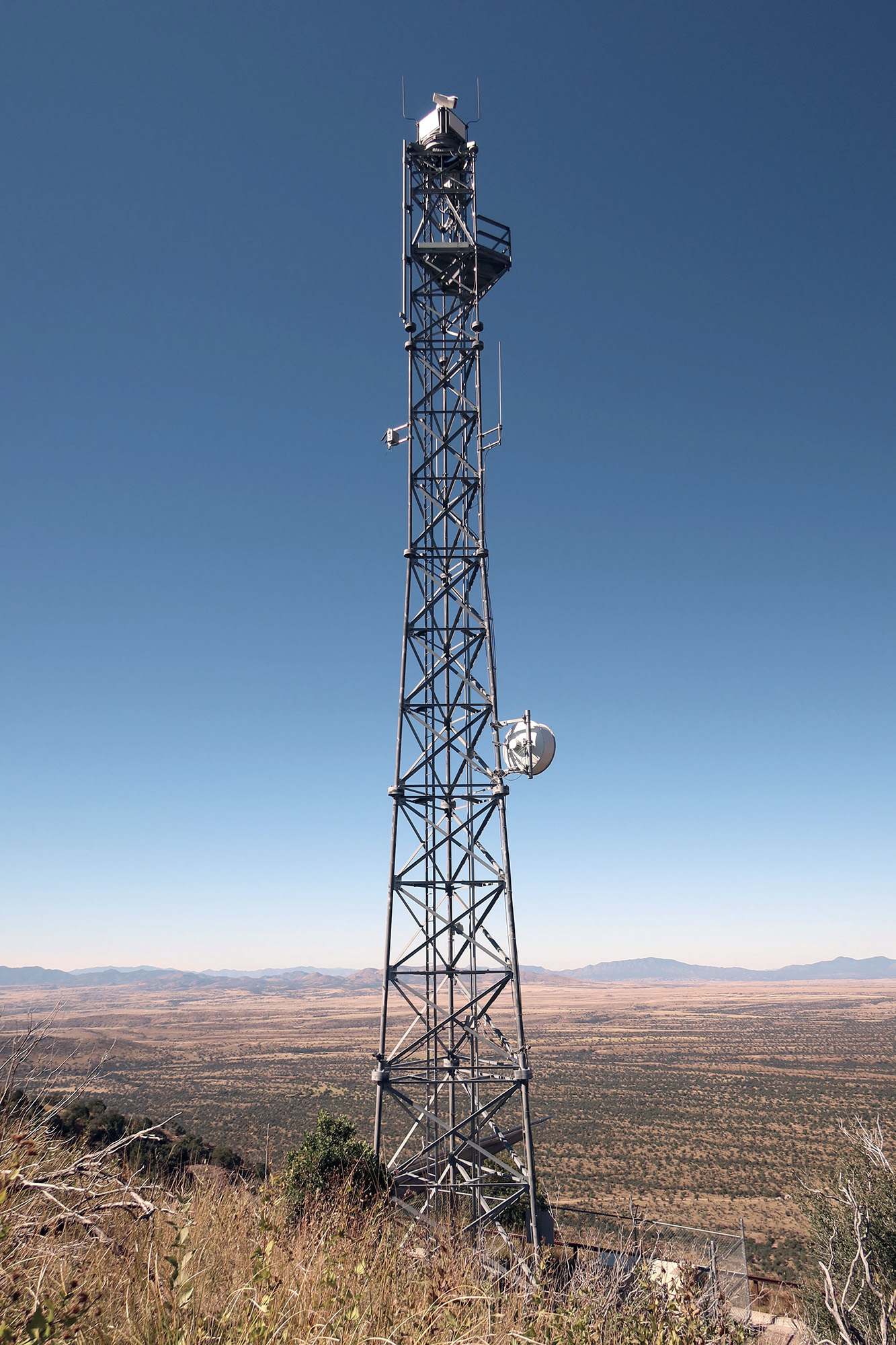 Una torre fija integrada (IFT) en Coronado Peak, condado de Cochise, AZ.