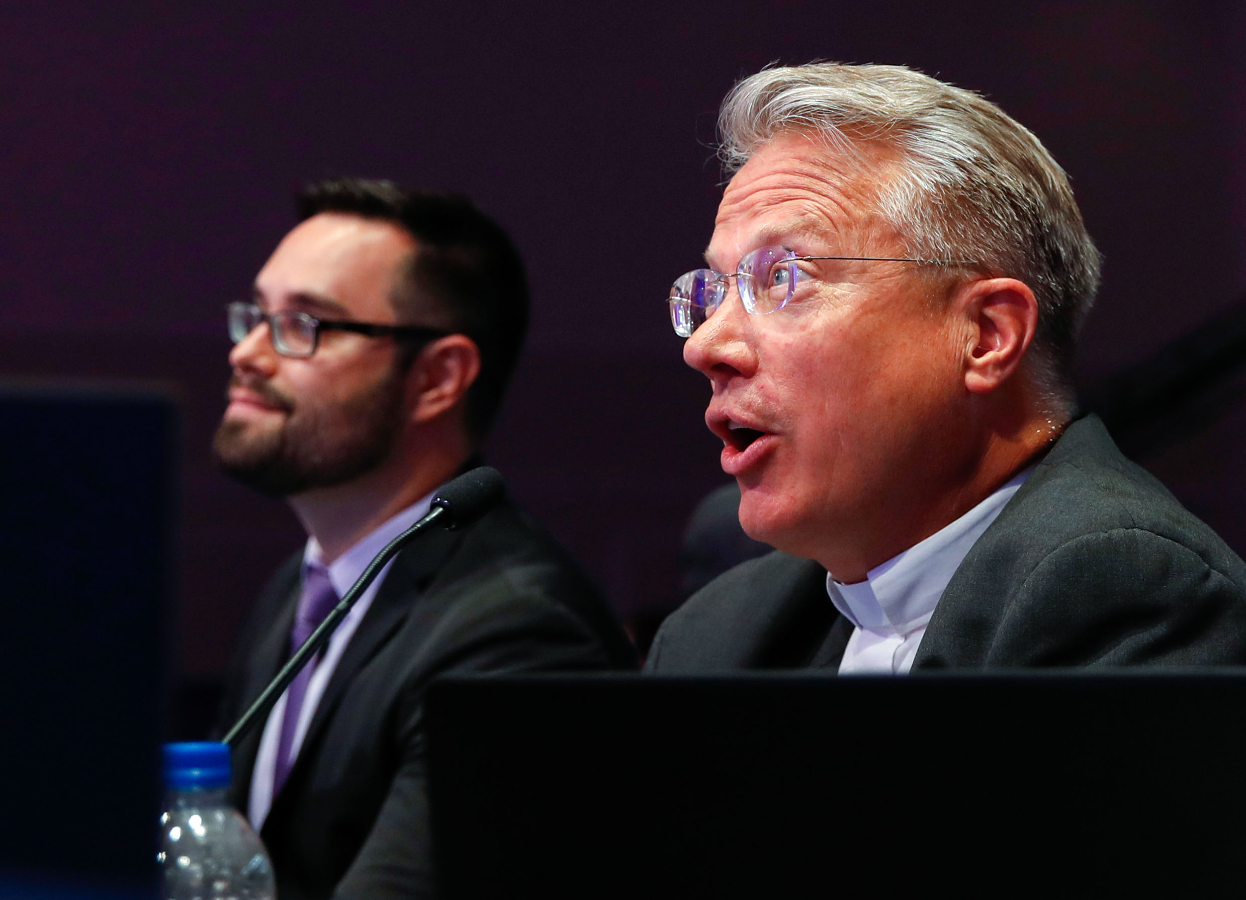 El pronunciador Brian Sietsema, a la derecha, habla durante la tercera ronda del Scripps National Spelling Bee