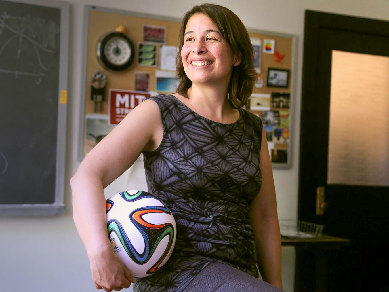 Anette Peko Hosoi sosteniendo el balón del Mundial de la FIFA 2026, Trionda.