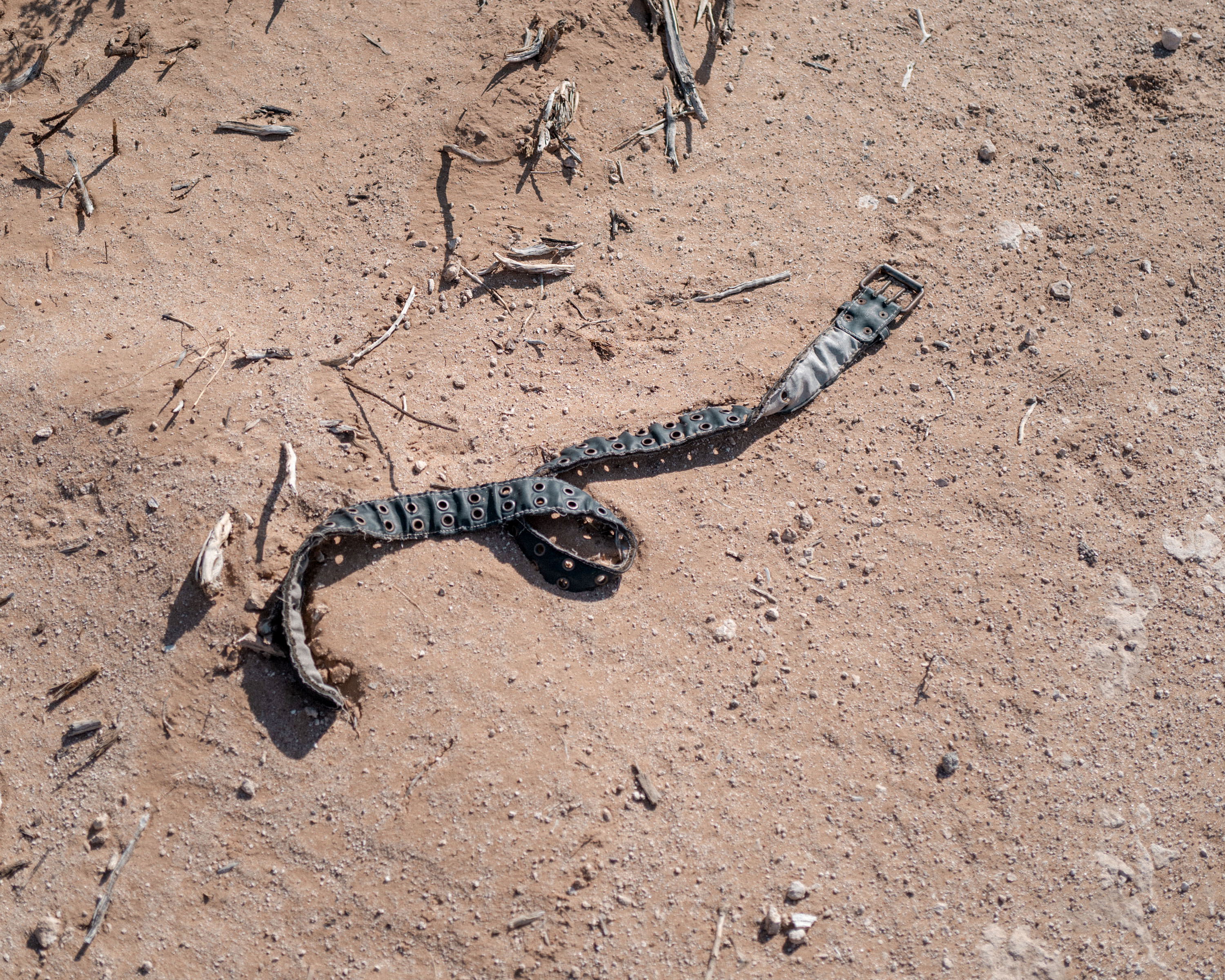 Cinturón desechado visto cerca de la frontera sur de EE. UU., Sunland Park, Nuevo México.