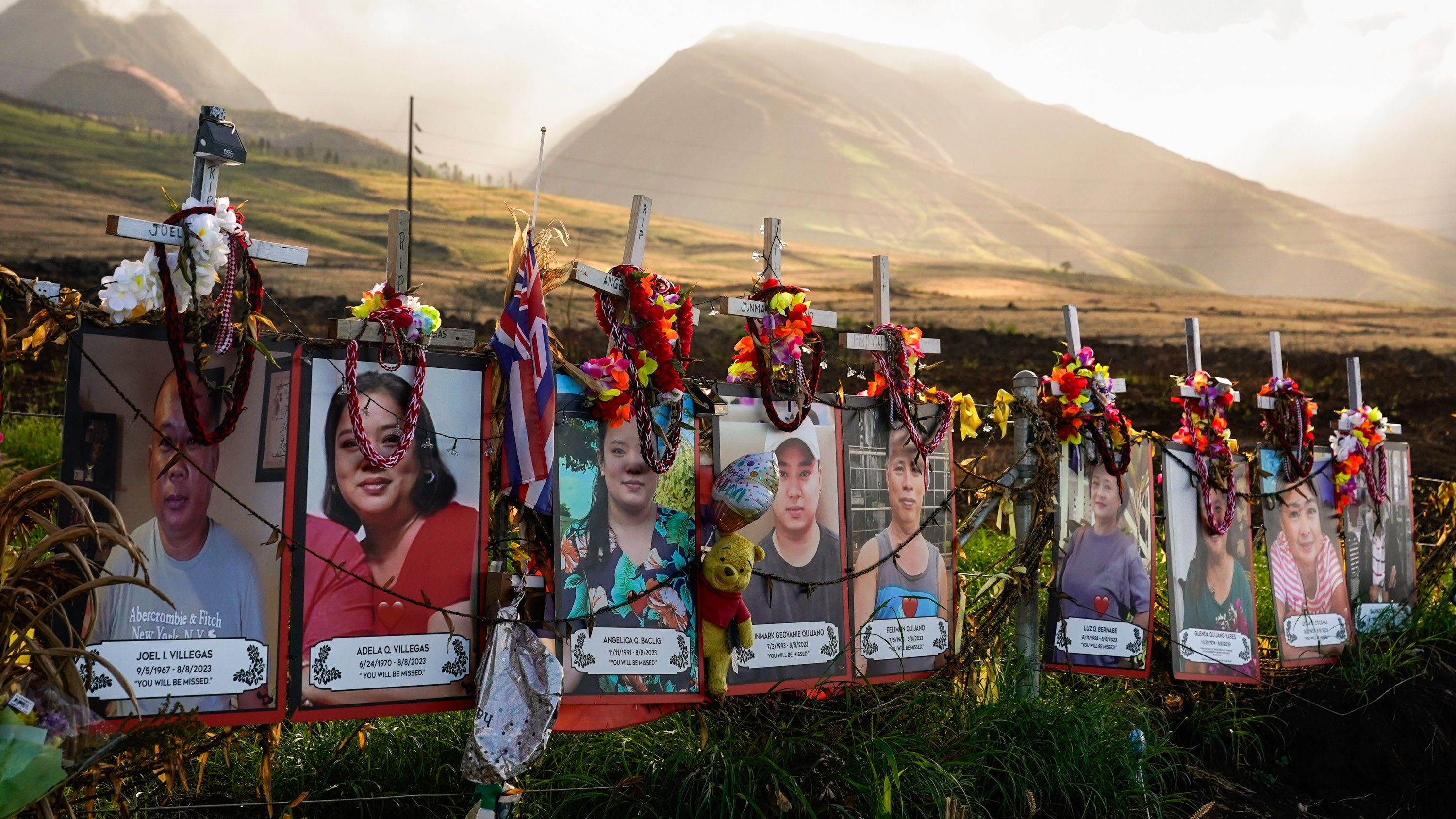 Fotografías de las víctimas se exhiben bajo cruces blancas en un monumento conmemorativo a las víctimas del incendio forestal de agosto de 2023