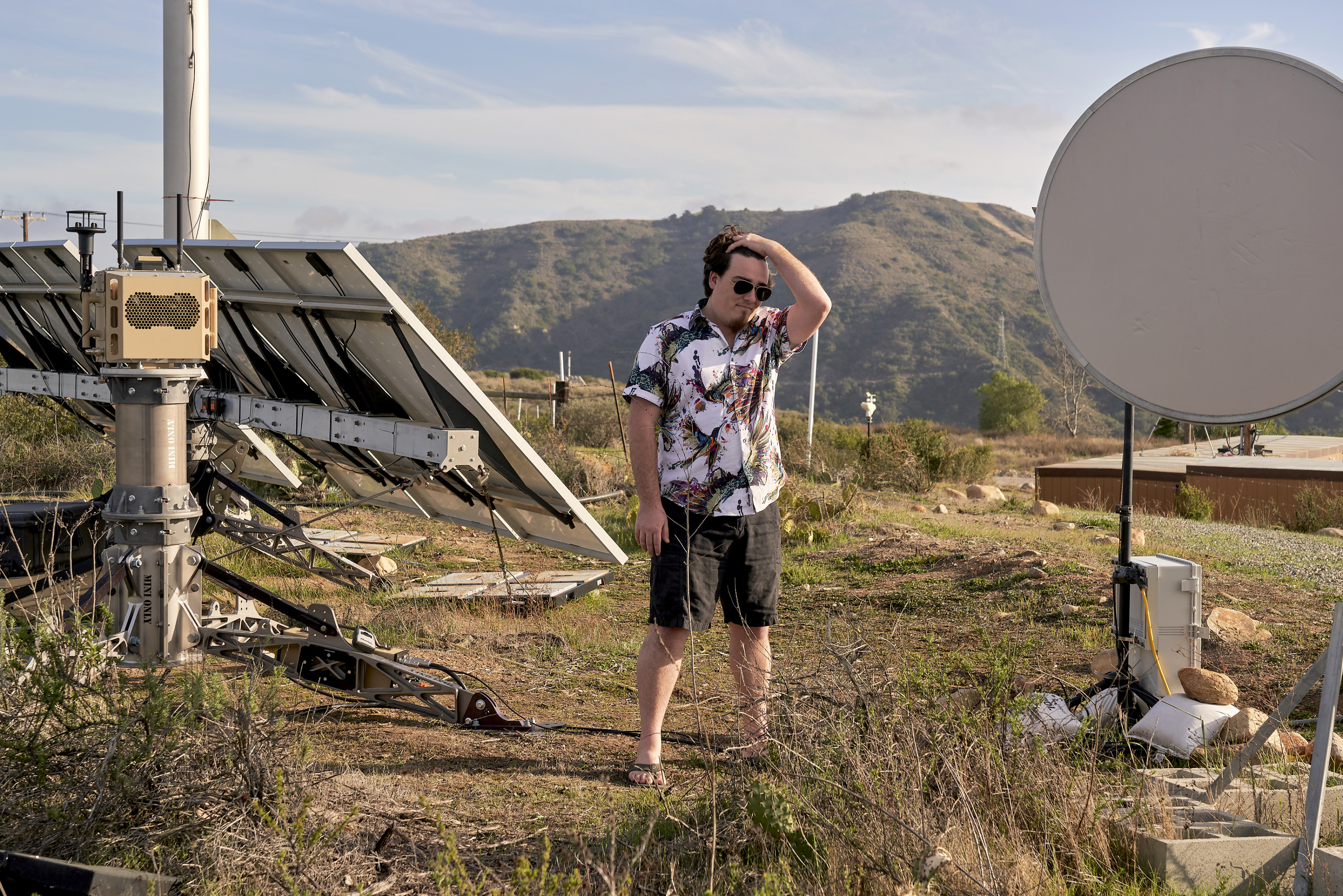 Palmer Luckey, fundador de Anduril, entre el equipamiento en el campo de pruebas de su empresa cerca de Camp Pendleton, en el sur de Califo ia, el 3 de febrero de 2021.