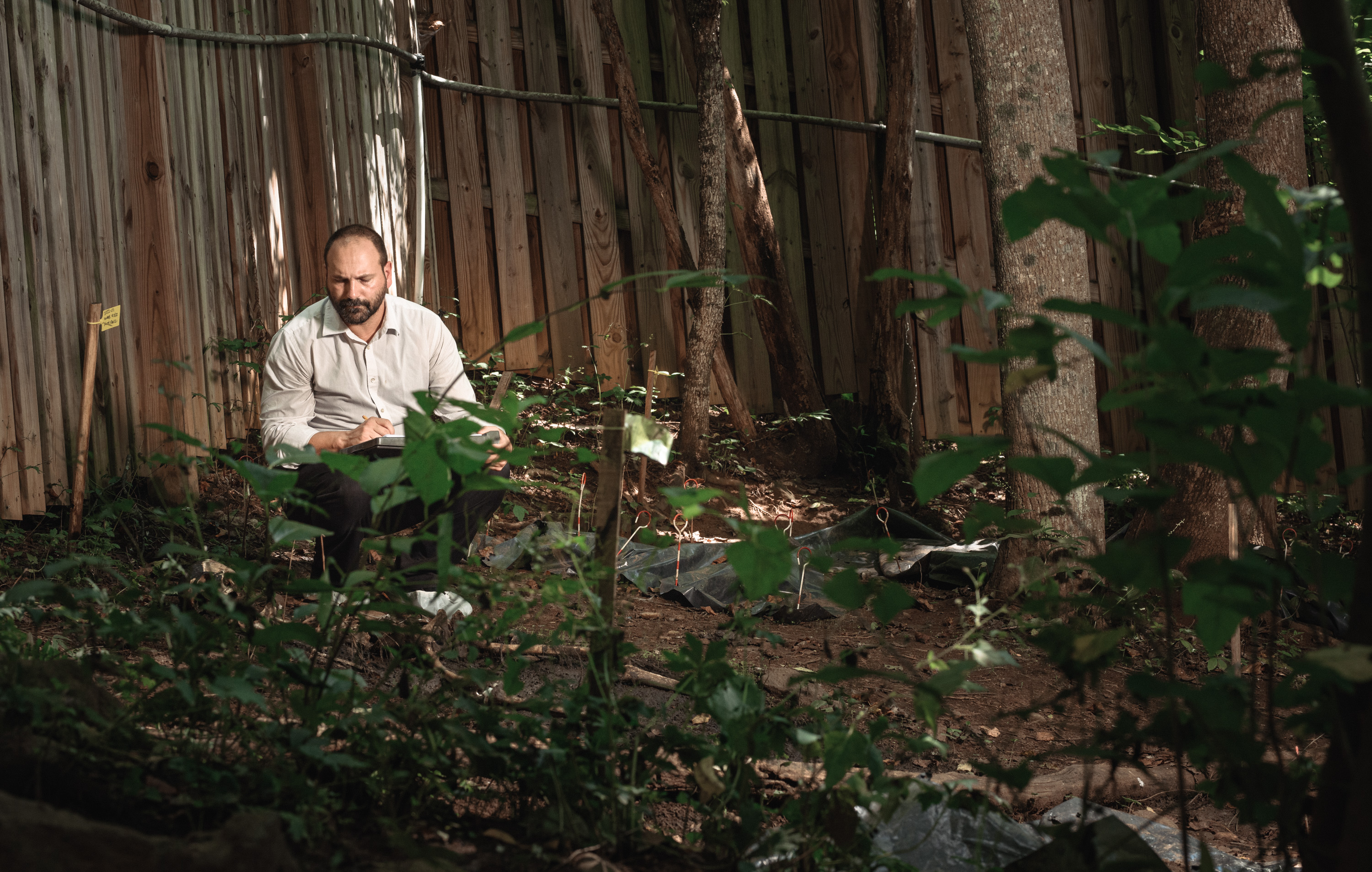 El Dr. Nicholas Passalacqua, Director de las Instalaciones de Antropología Forense de la Weste
Carolina University, observa un cuerpo en las instalaciones de descomposición.