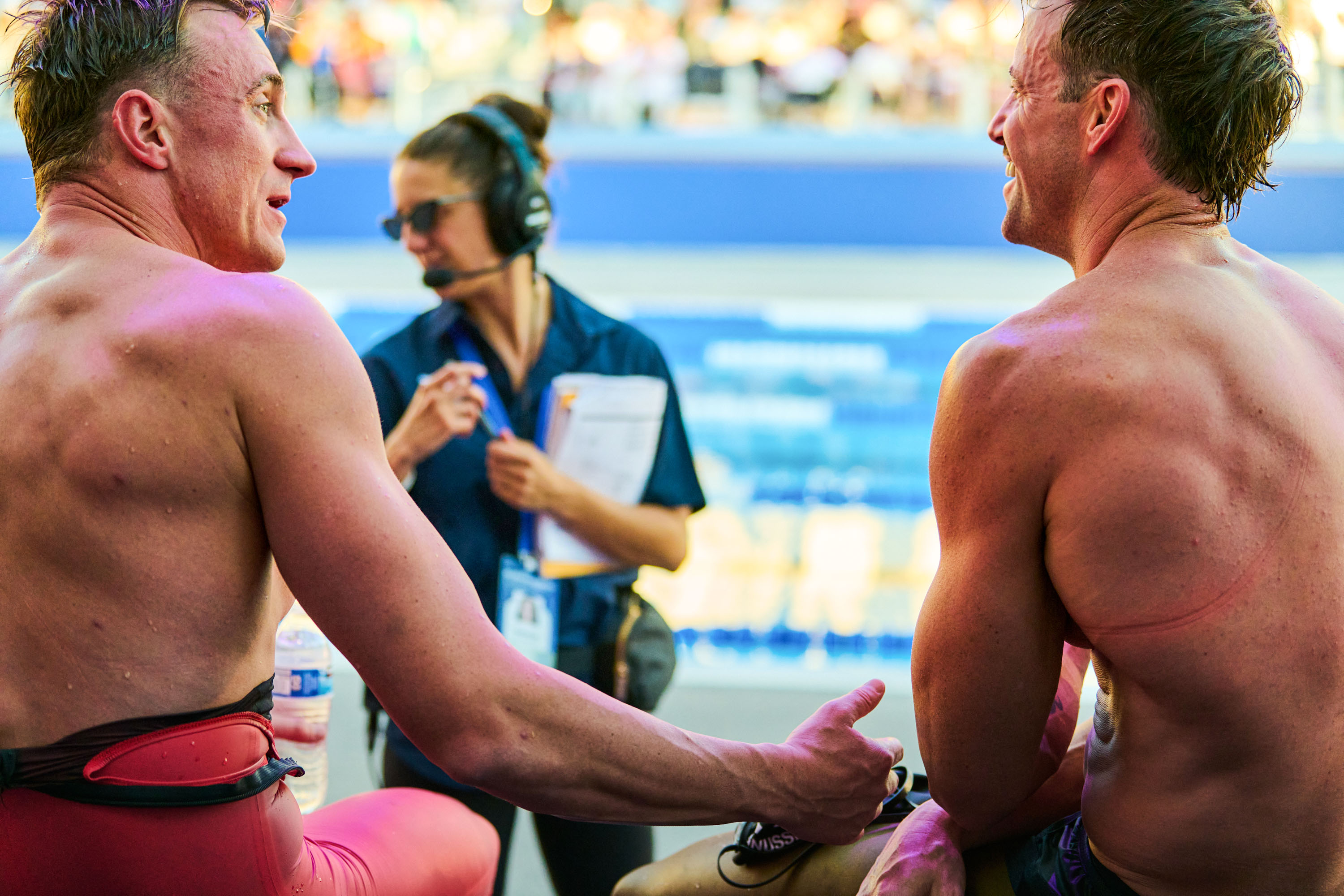 Sobre los hombros de Shane Ryan (izquierda) y James Magnussen (derecha) mientras están sentados y conversan junto a la piscina