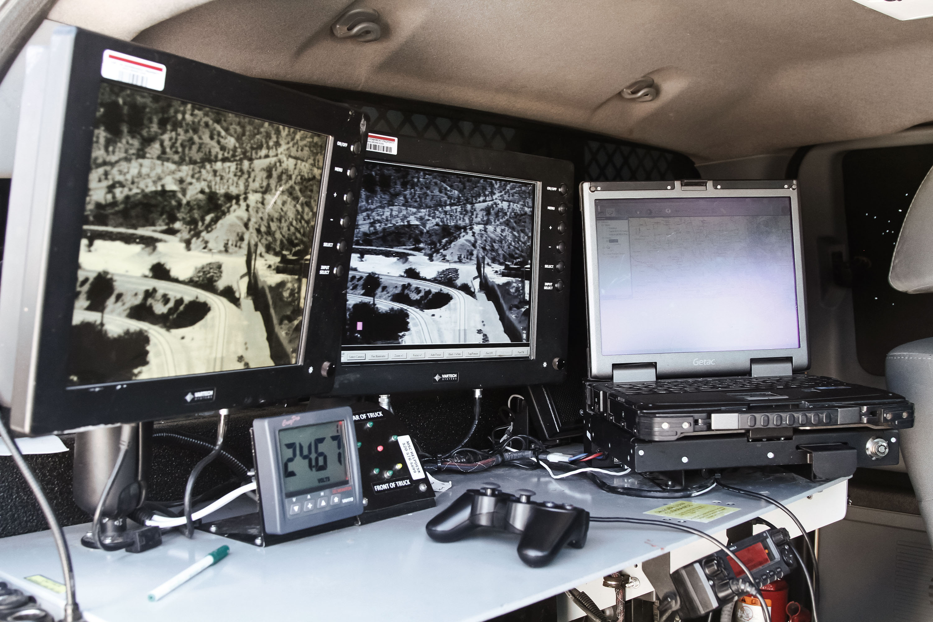 Monitores dentro de la cabina de un camión de la Patrulla Fronteriza muestran una porción de la frontera entre EE. UU. y México en Sunland Park, Nuevo México, el jueves 6 de junio de 2019.