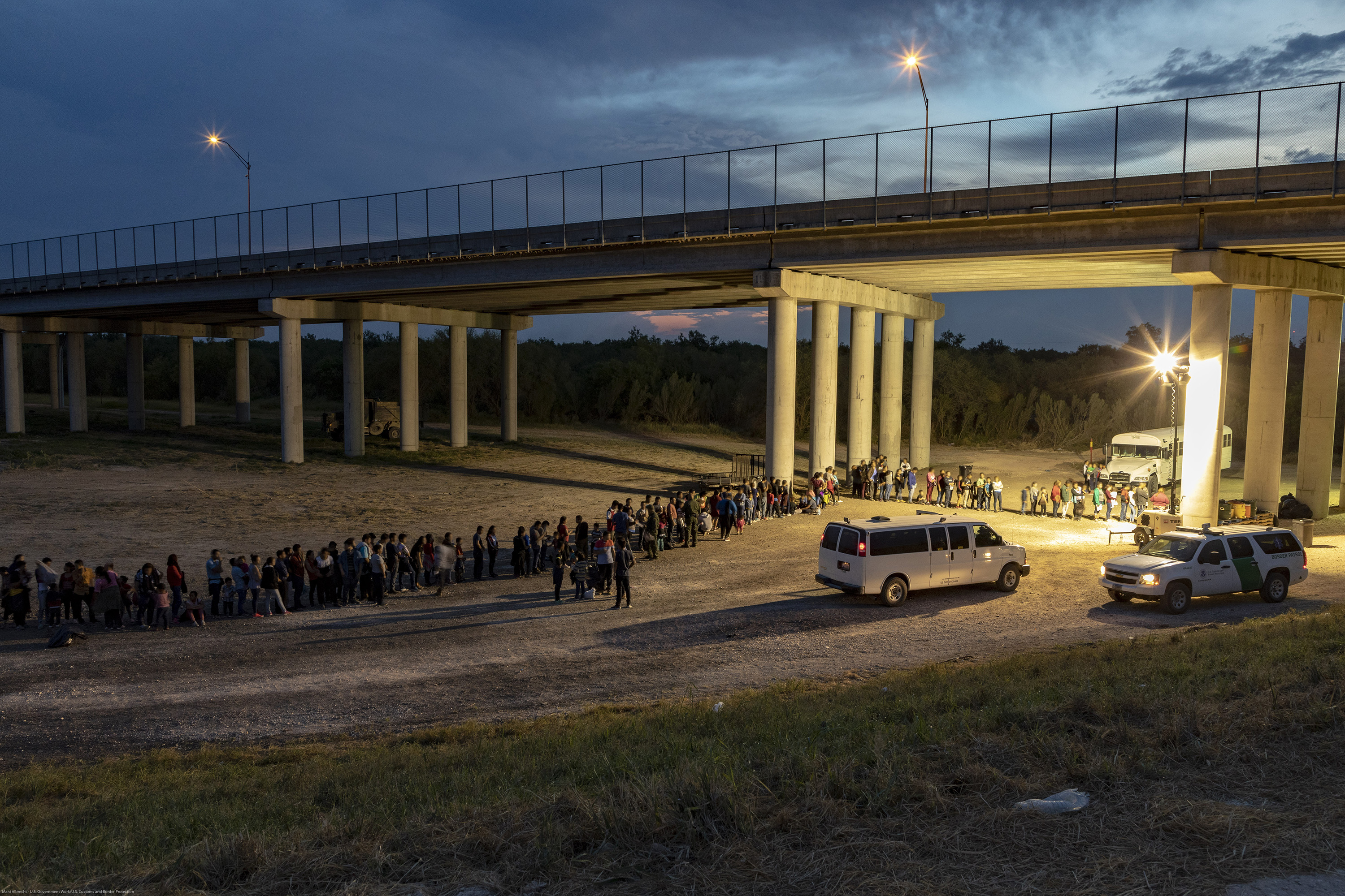 Al atardecer, cerca de McAllen, Texas, migrantes que han cruzado el Río Grande se entregan a la Patrulla Fronteriza de EE. UU. cerca de una zona conocida como Rincon.