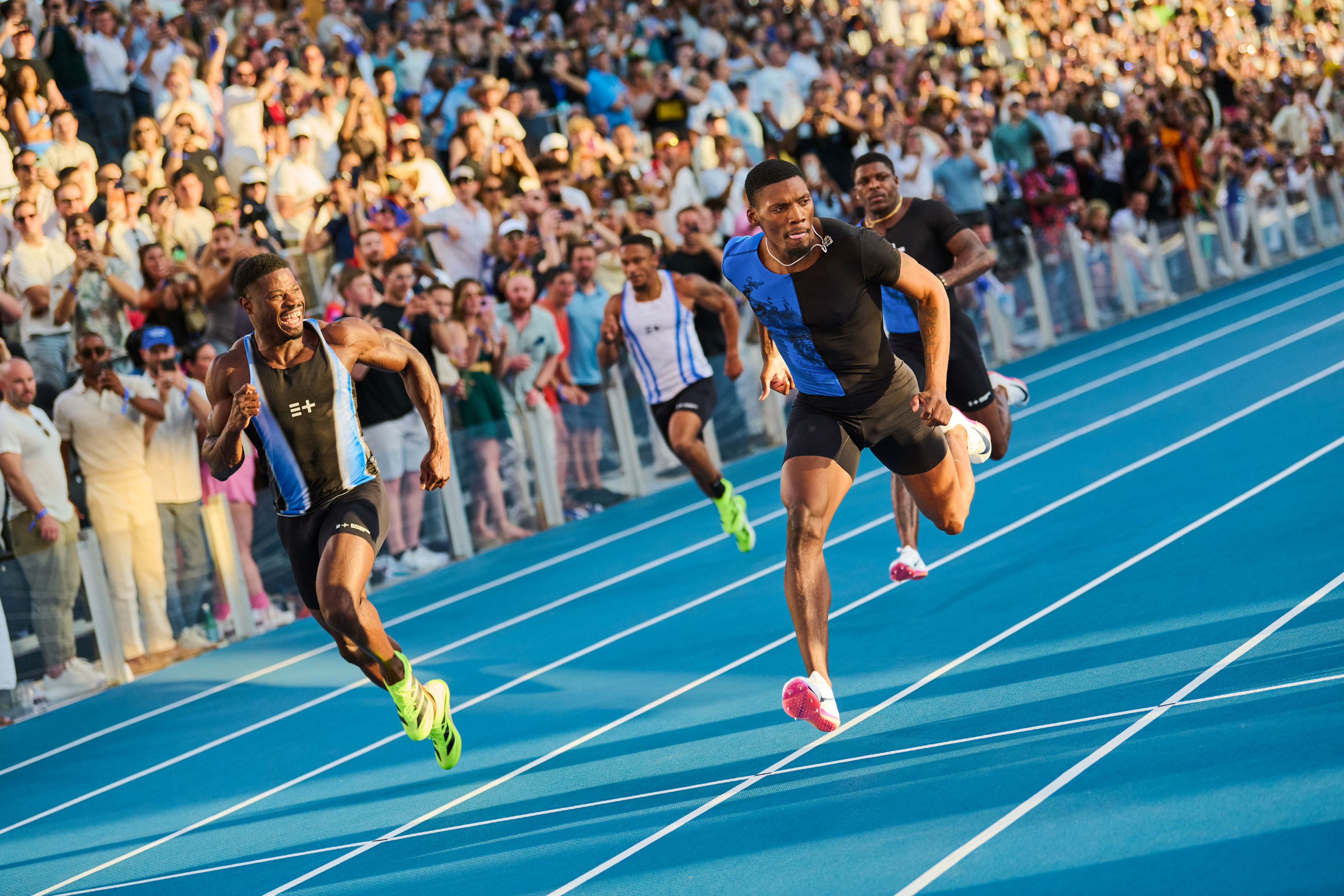 Emmanuel Matadi (izquierda) y Fred Kerley (derecha) corriendo en la pista