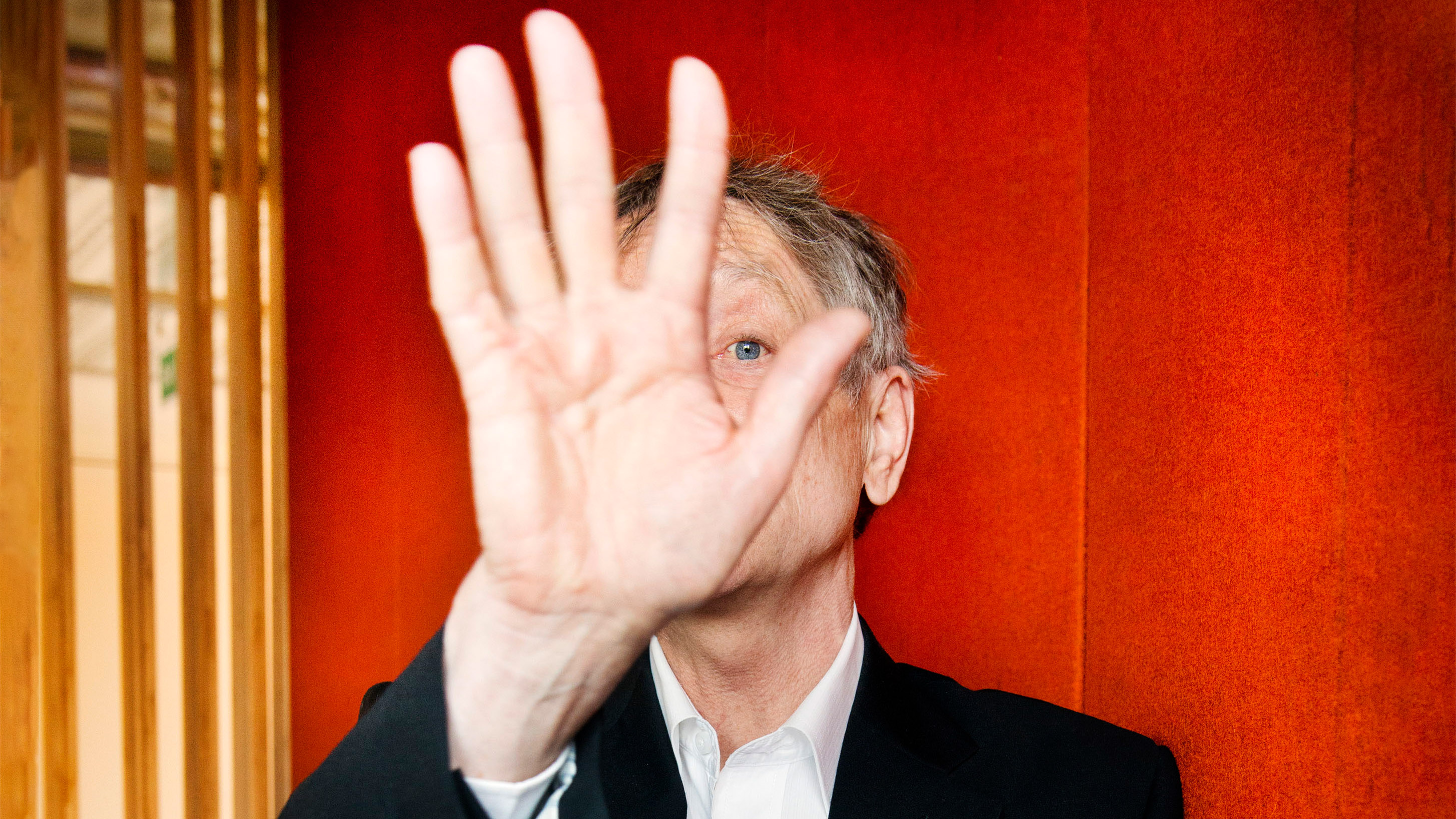 Geoffrey Hinton levanta la mano para taparse parcialmente la cara