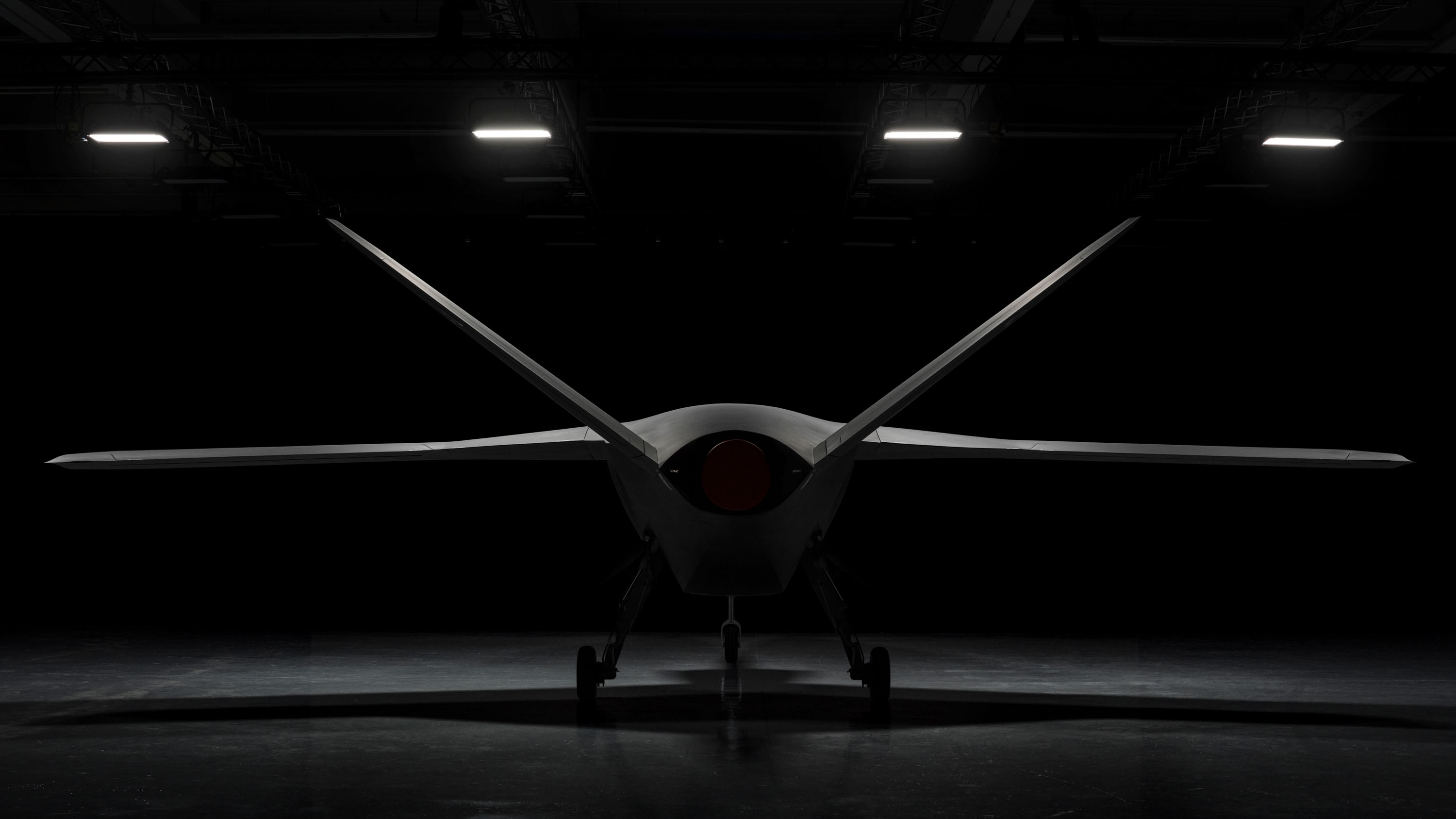 dron de combate en un hangar oscuro