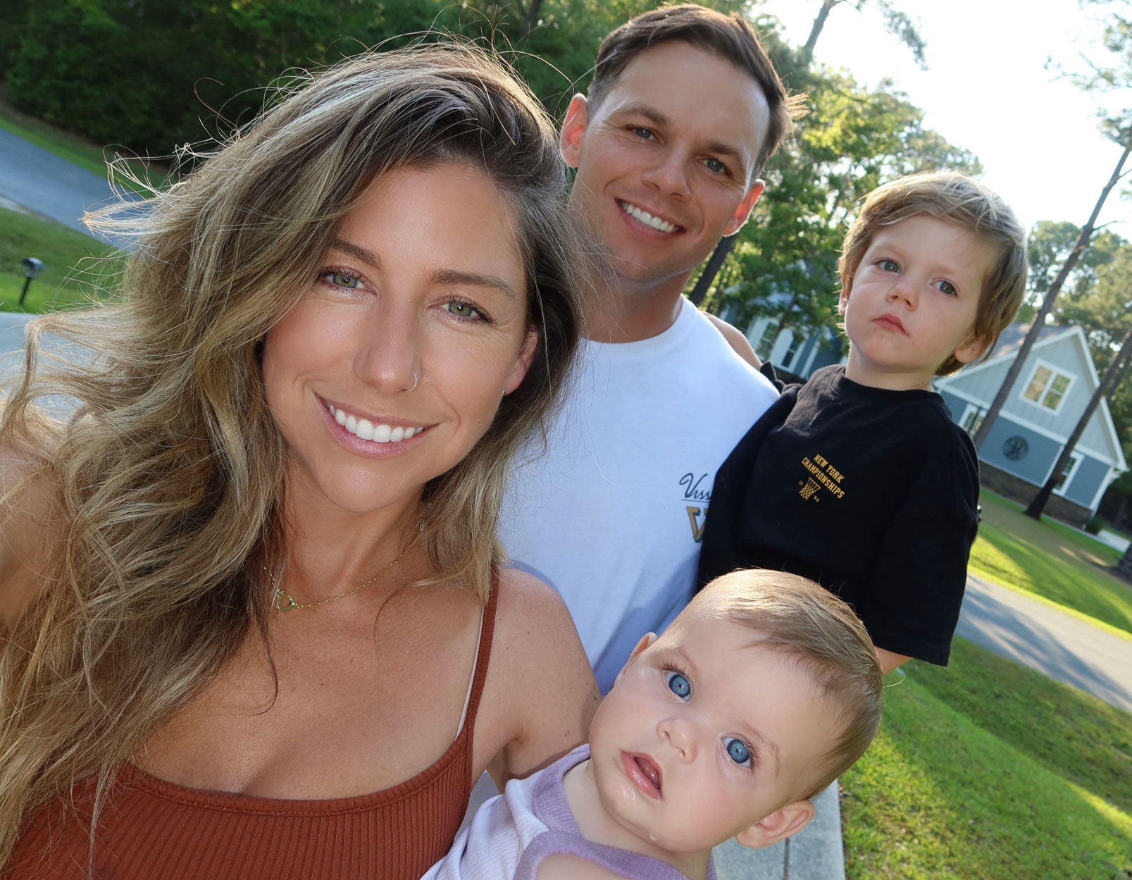 Brody Devault con sus padres y su hermana pequeña