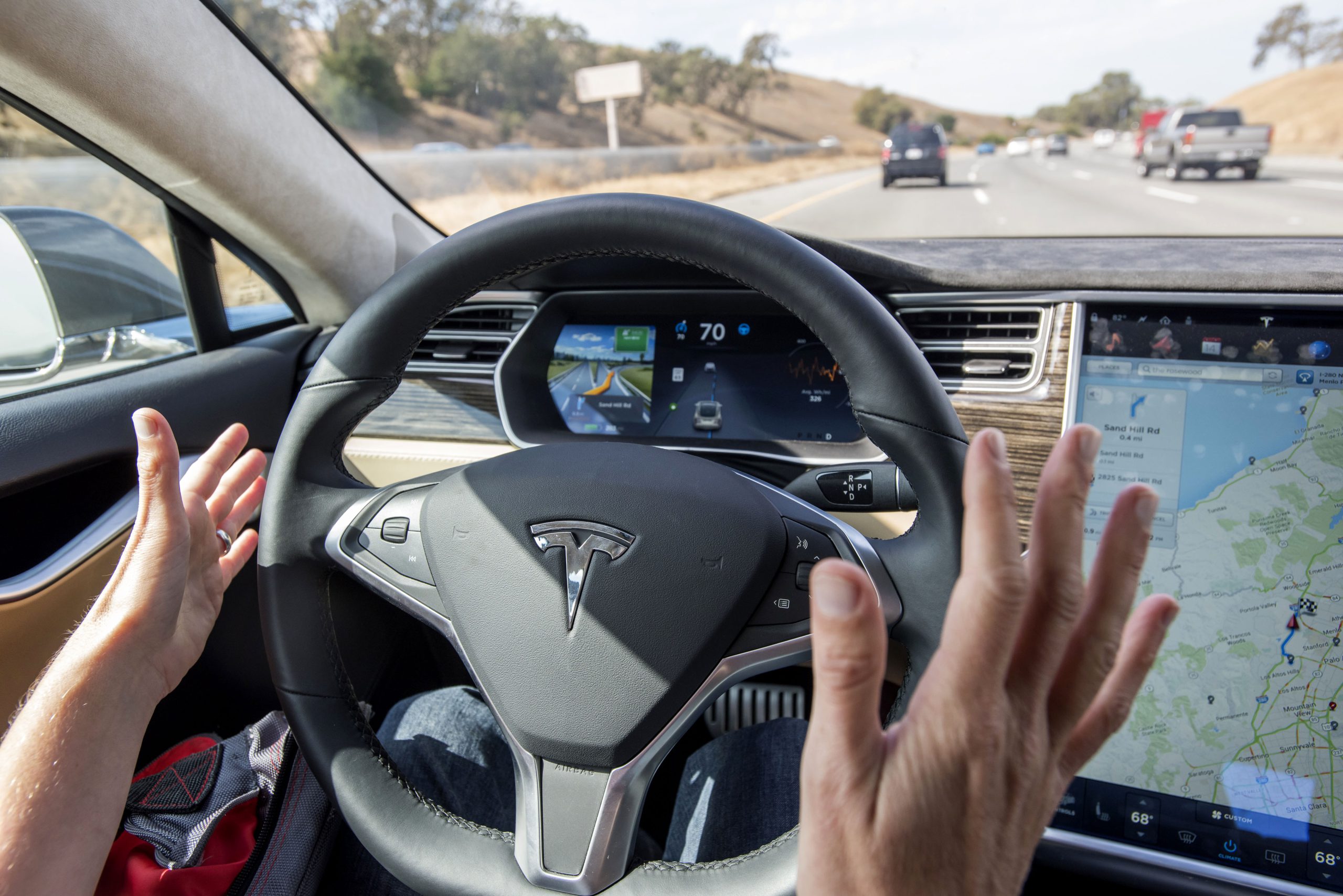 Los conductores de Tesla casi se estrellan probando el nuevo sistema Autopilot