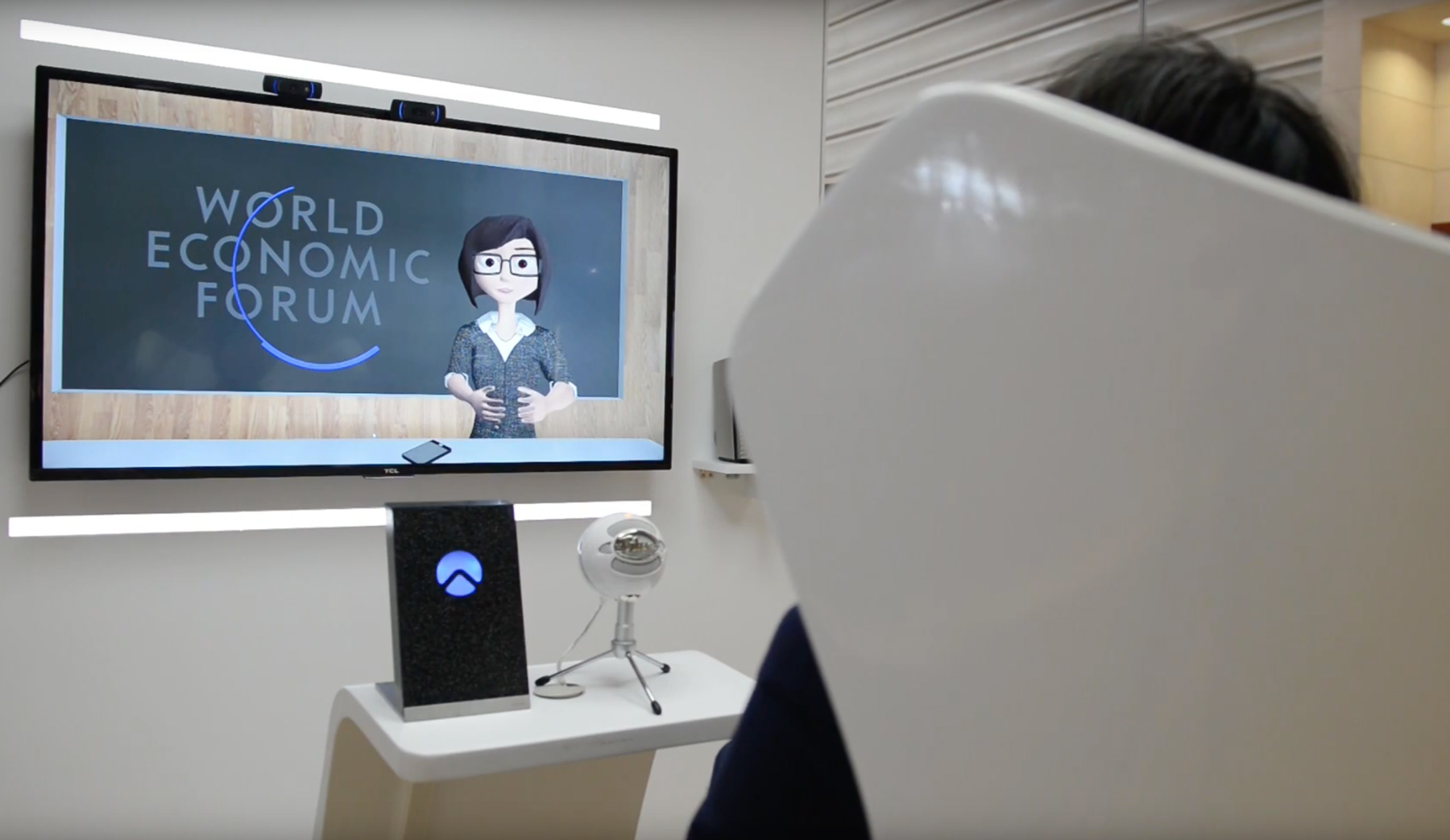 Siri y Alexa intentan parecer más humanas para conseguir que compre más