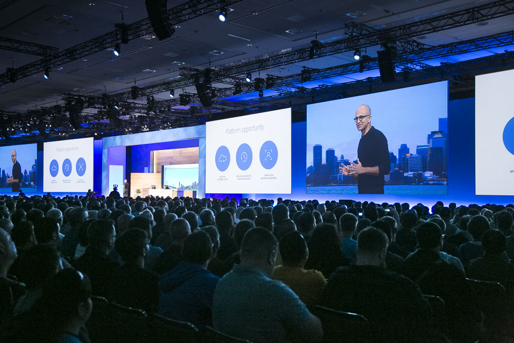 La buena estrategia de Microsoft de lanzar al mundo un bot racista e insolente