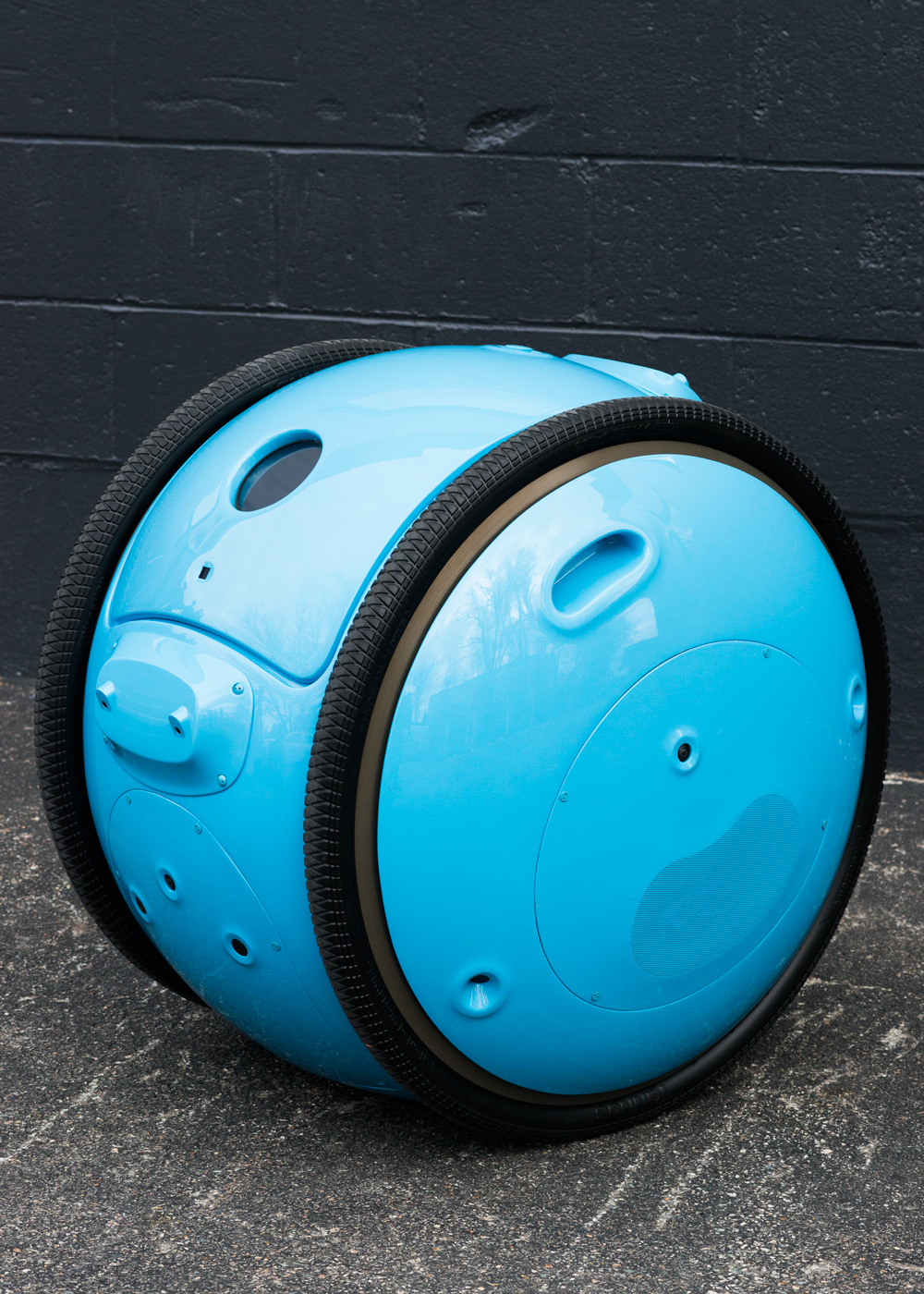 Deje de cargar con bolsas y paquetes, este robot le persigue y se los lleva
