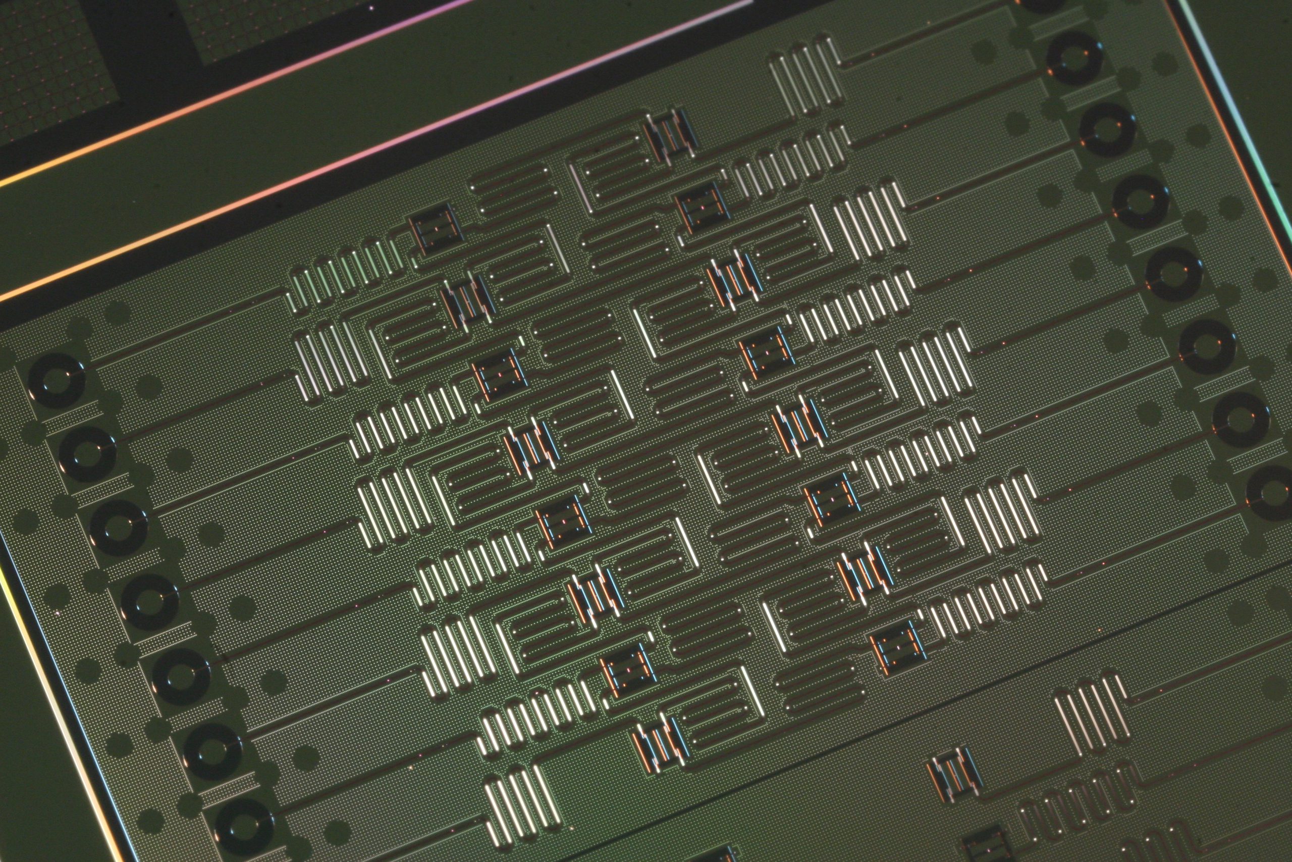 IBM mantiene su posición en la carrera por la supremacía cuántica y presenta un chip de 17 cúbits