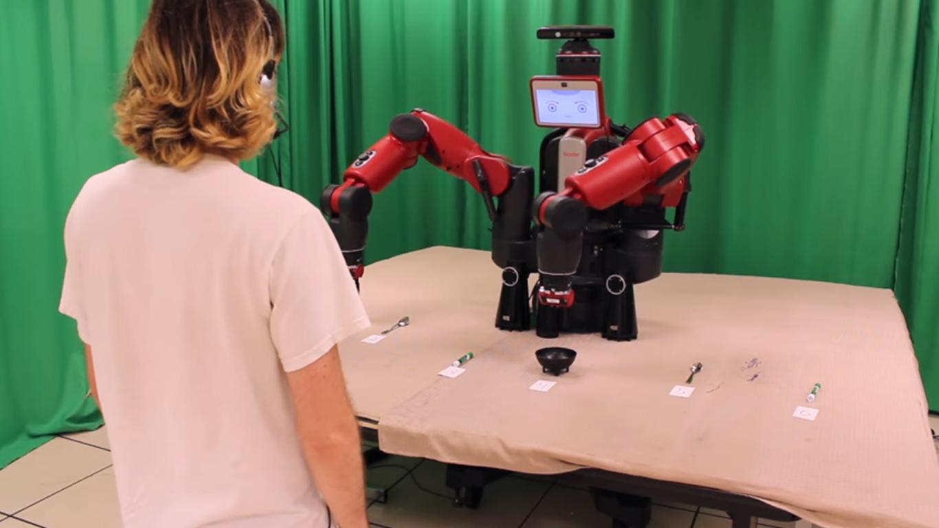 Este robot no va de listo y pide ayuda cuando no entiende lo que debe hacer