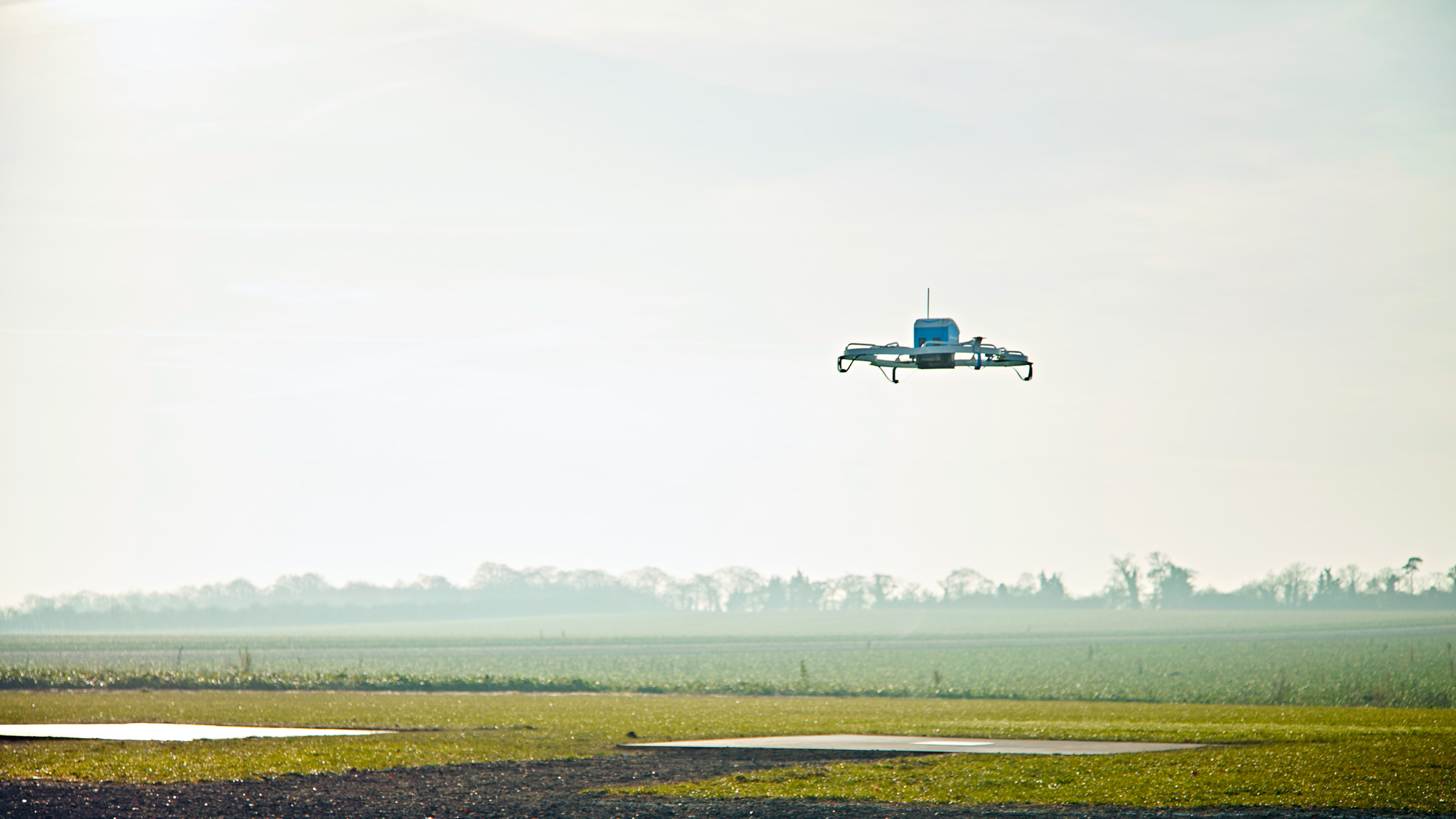Amazon logra repartir su primer paquete a domicilio con un dron autónomo