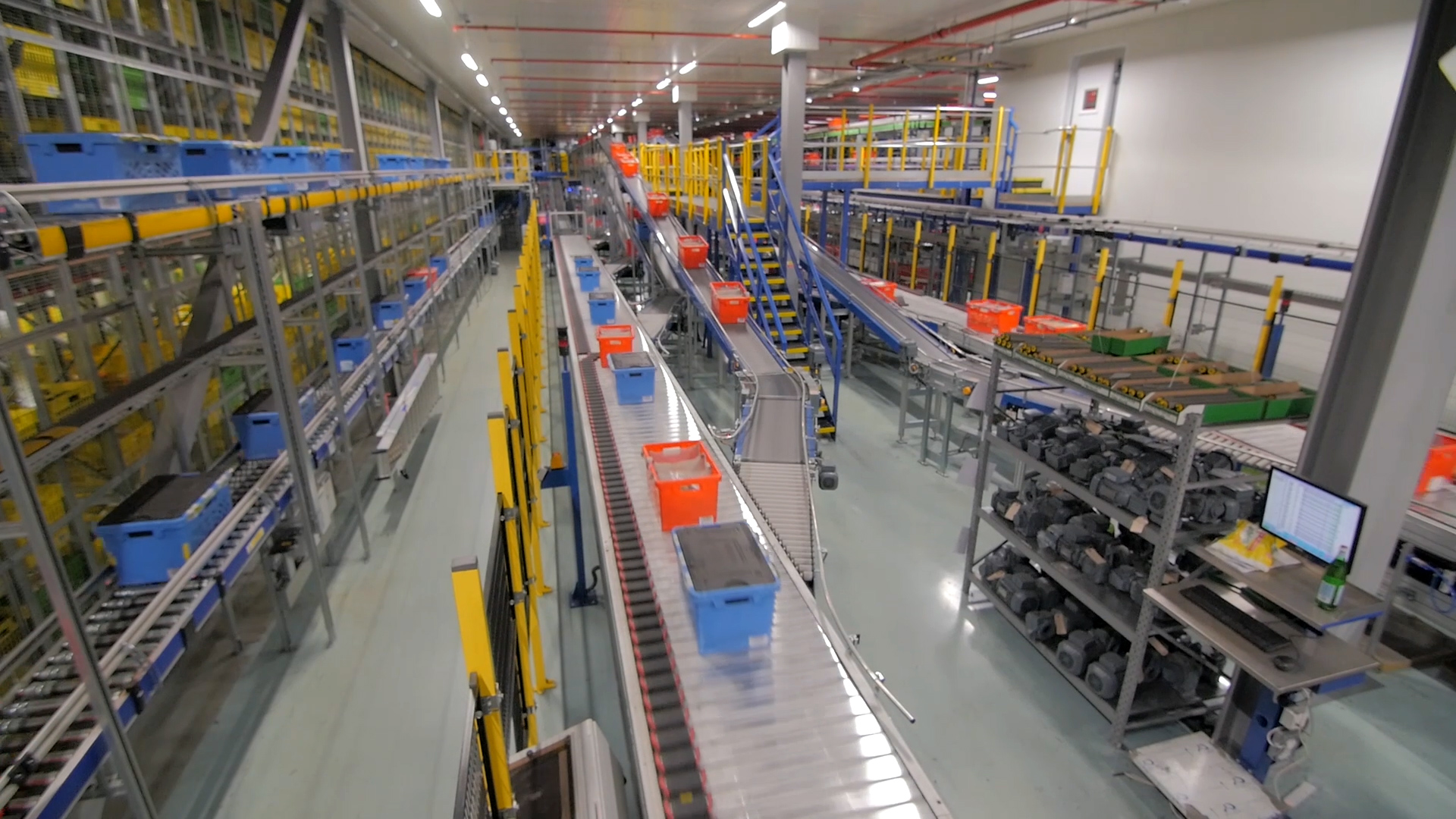 Un enjambre de 1.000 robots transporta y almacena los productos frescos del súper