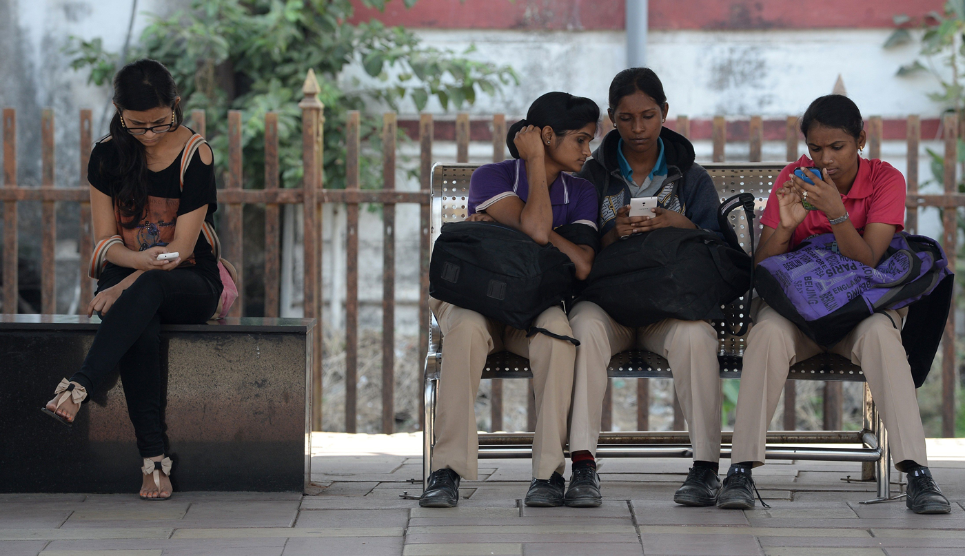 Facebook vuelve a la carrera contra Google para ofrecer internet en la India