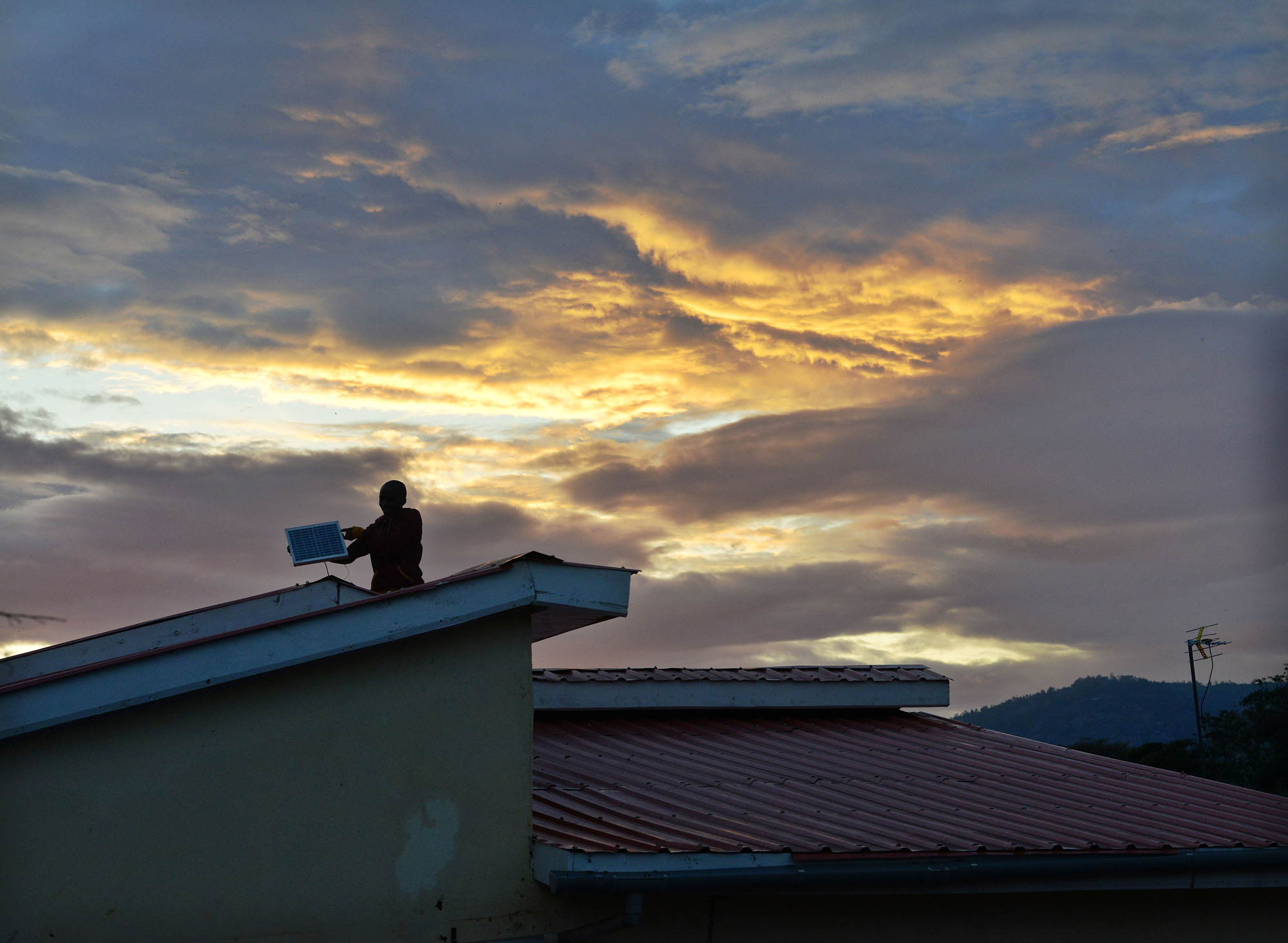 Los paneles solares fuera de red están acabando con las noches oscuras de África