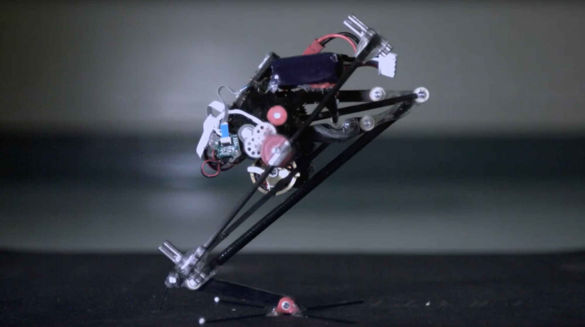 Salto, el ágil y diminuto robot inspirado en un mono capaz de practicar 'parkour'