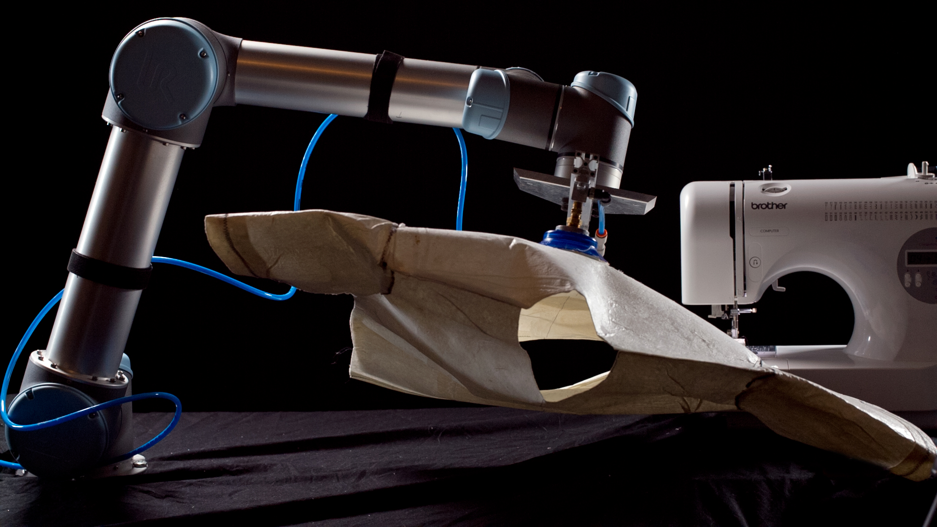 La mejor respuesta contra la mano de obra barata es este robot que fabrica ropa