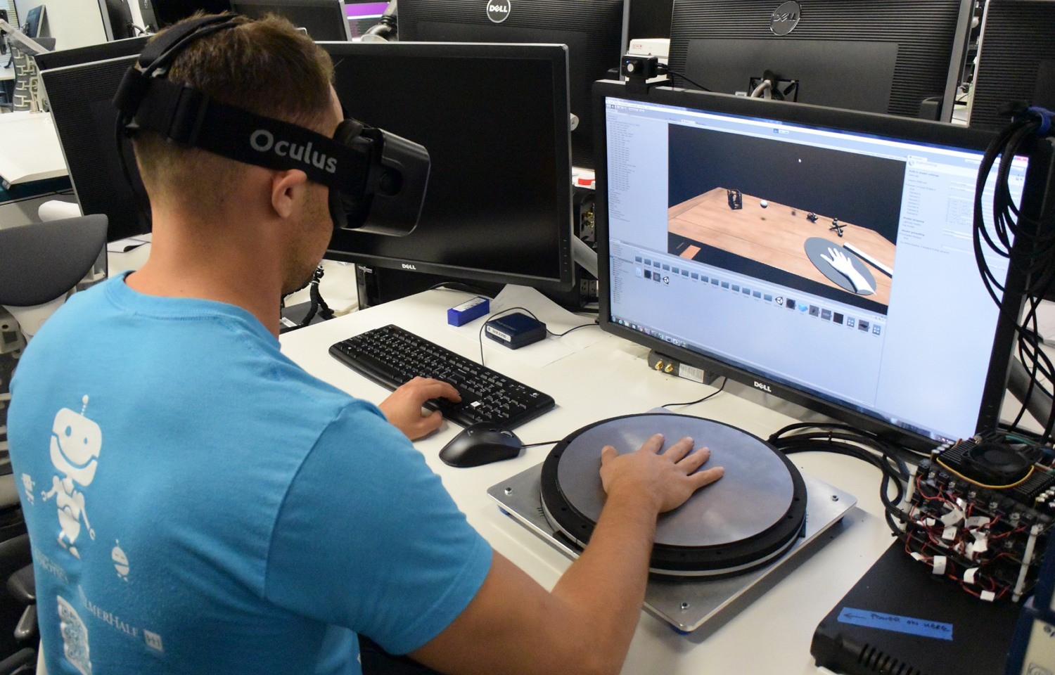Una placa metálica permite sentir los objetos virtuales y saber de dónde vienen