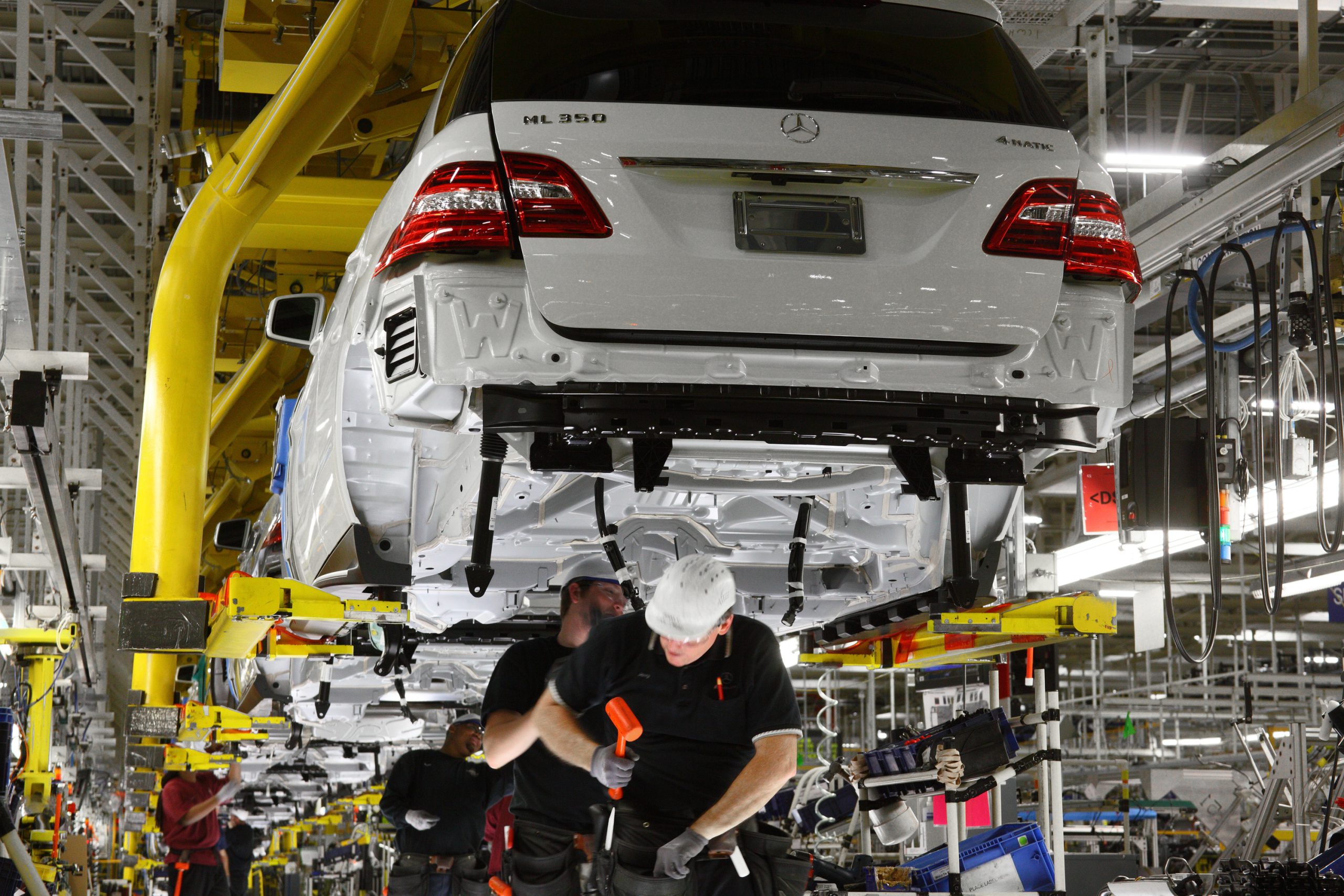 Mercedes a contracorriente: quiere menos robots en sus fábricas
