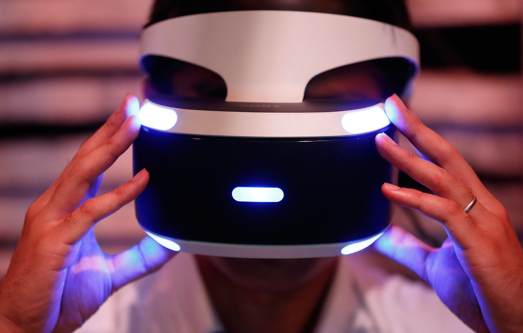 Sony se alza con el trono de la realidad virtual mientras Facebook se descalabra