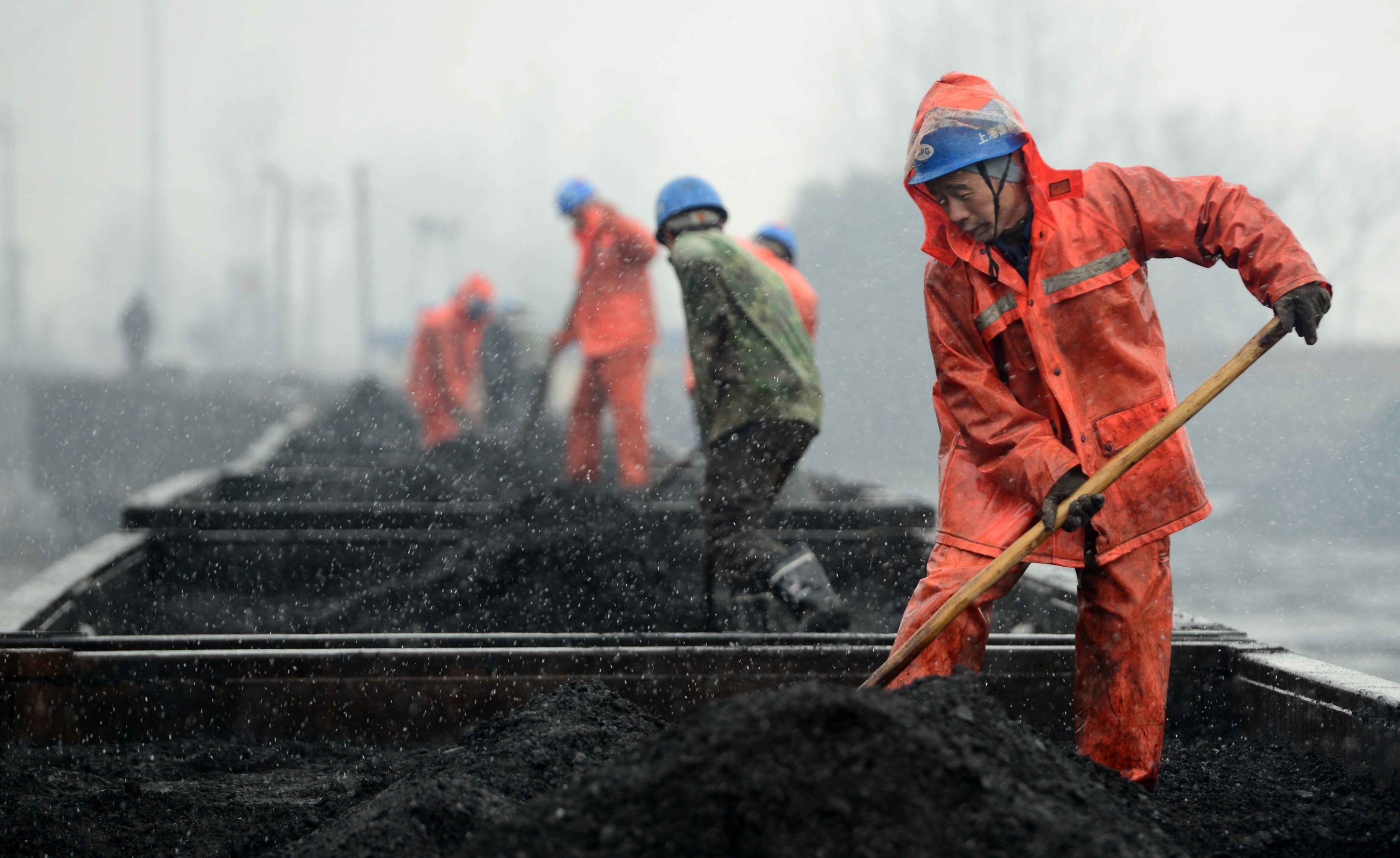China quiere superar su adicción al carbón, trabajadores incluidos