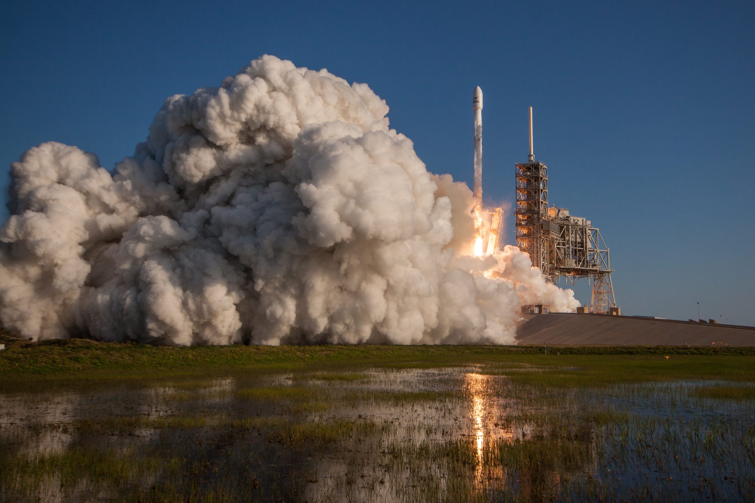 Aunque SpaceX lidera la carrera de los cohetes reciclados, su victoria no está asegurada