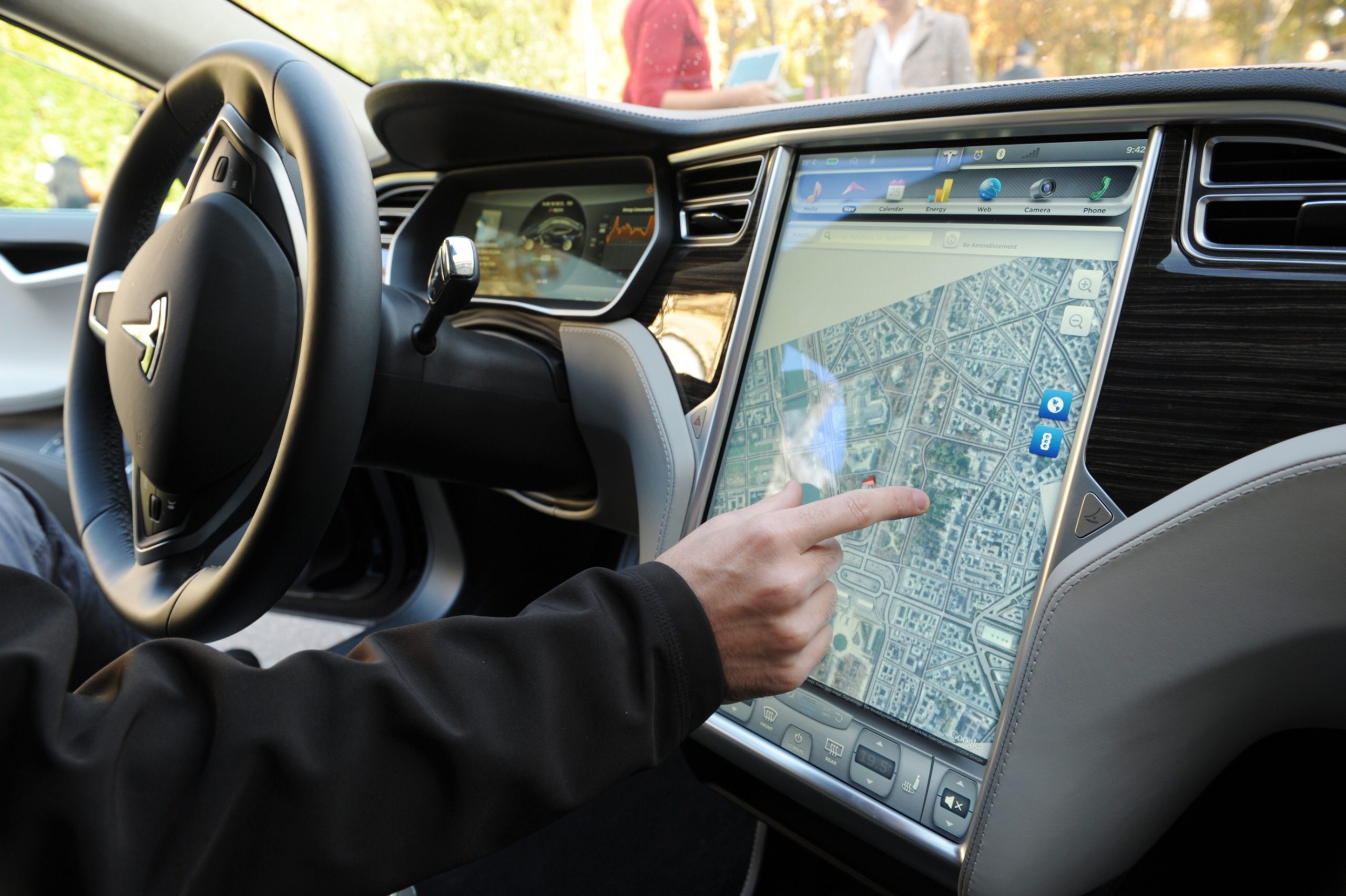 La gran ventaja de Tesla es tratar a sus conductores como conejillos de indias