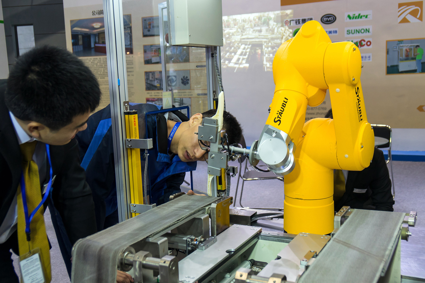 "Estados Unidos primero", pero con robots chinos