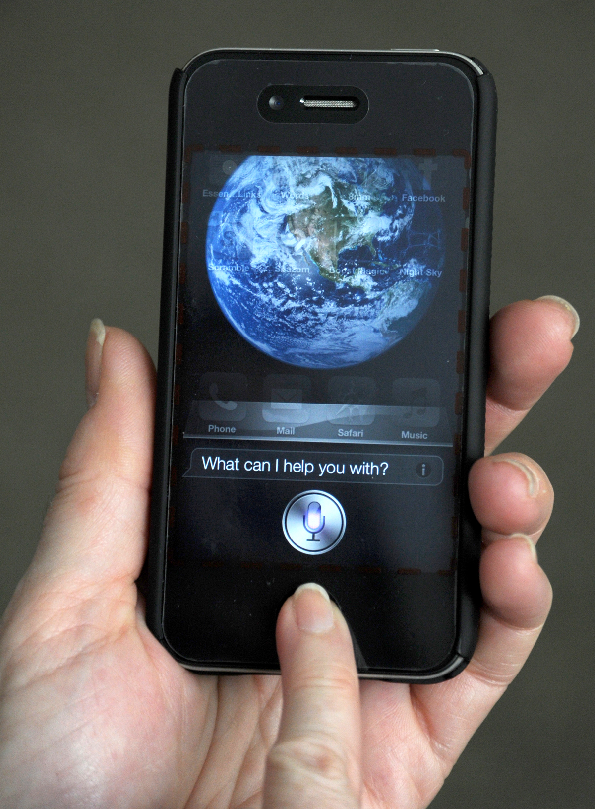 La mejor manera de que Siri aprenda a entenderle es criticar sus errores