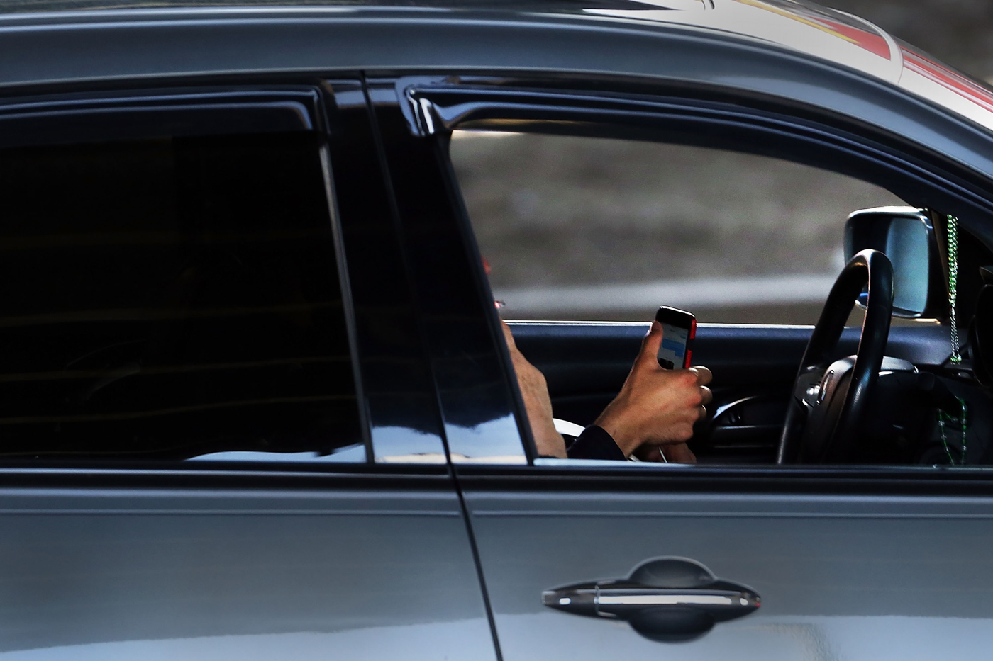 Para evitar las muertes por distracciones al volante hay que eliminar al conductor