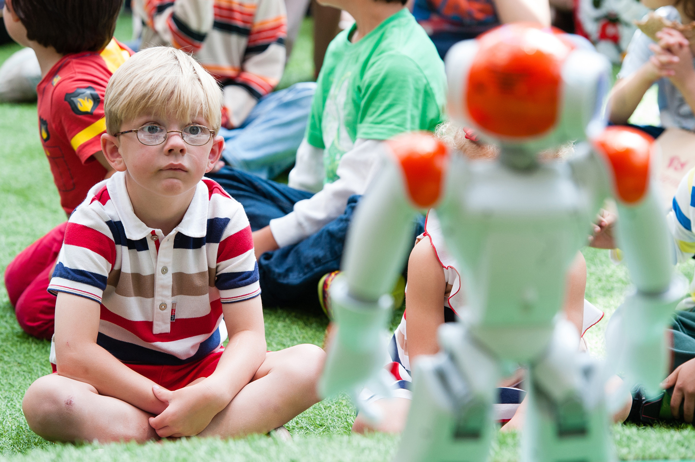 Los niños que conviven con robots están adquiriendo sus cualidades, buenas y malas