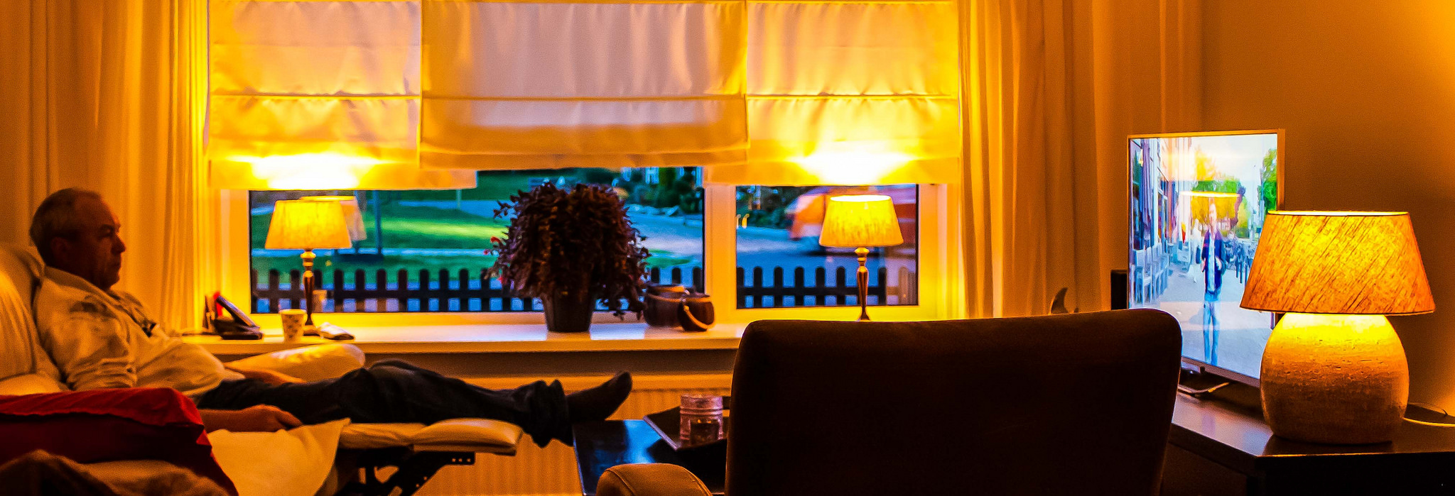 Los gigantes tecnológicos quieren apartarnos de la tele para que la veamos en el móvil