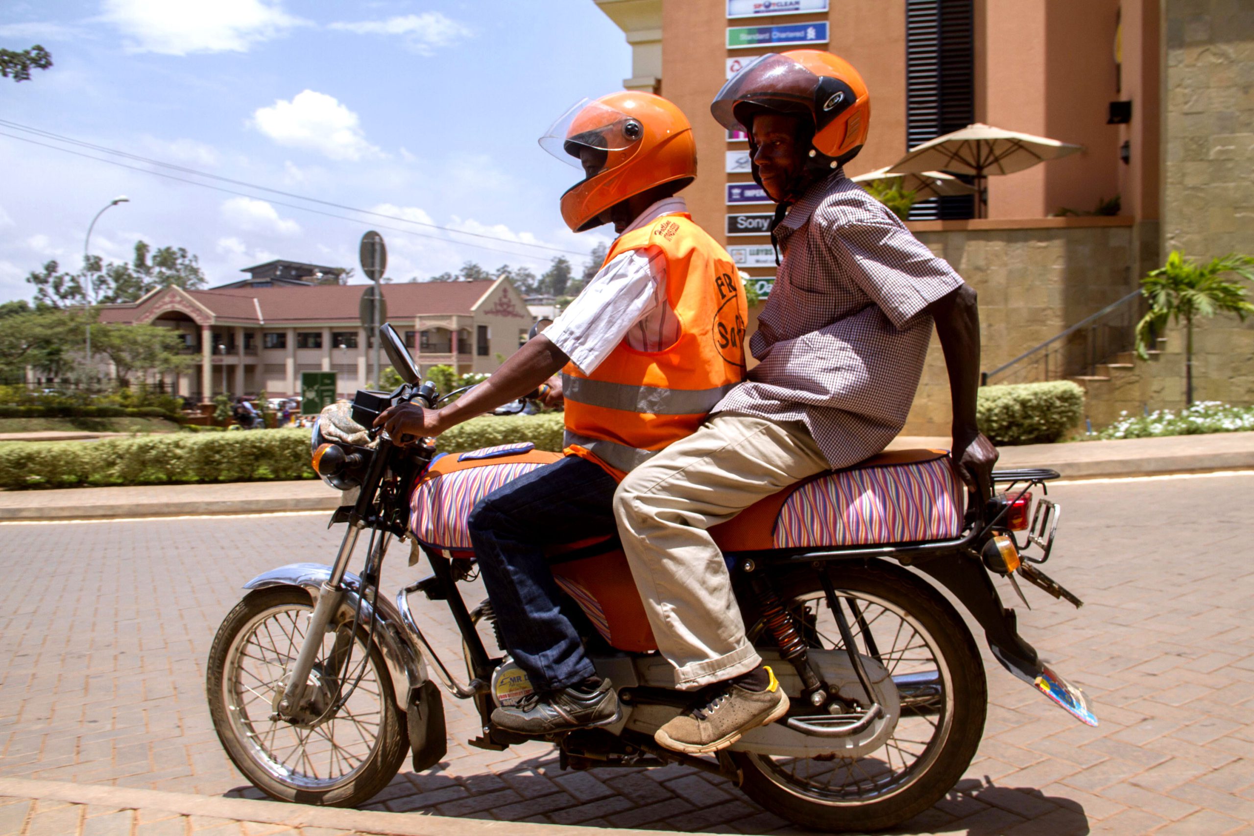 Una 'app', un casco y un chaleco revolucionan el viaje compartido en Uganda