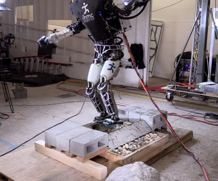 Conozca al robot que tantea y camina por un suelo irregular como un humano