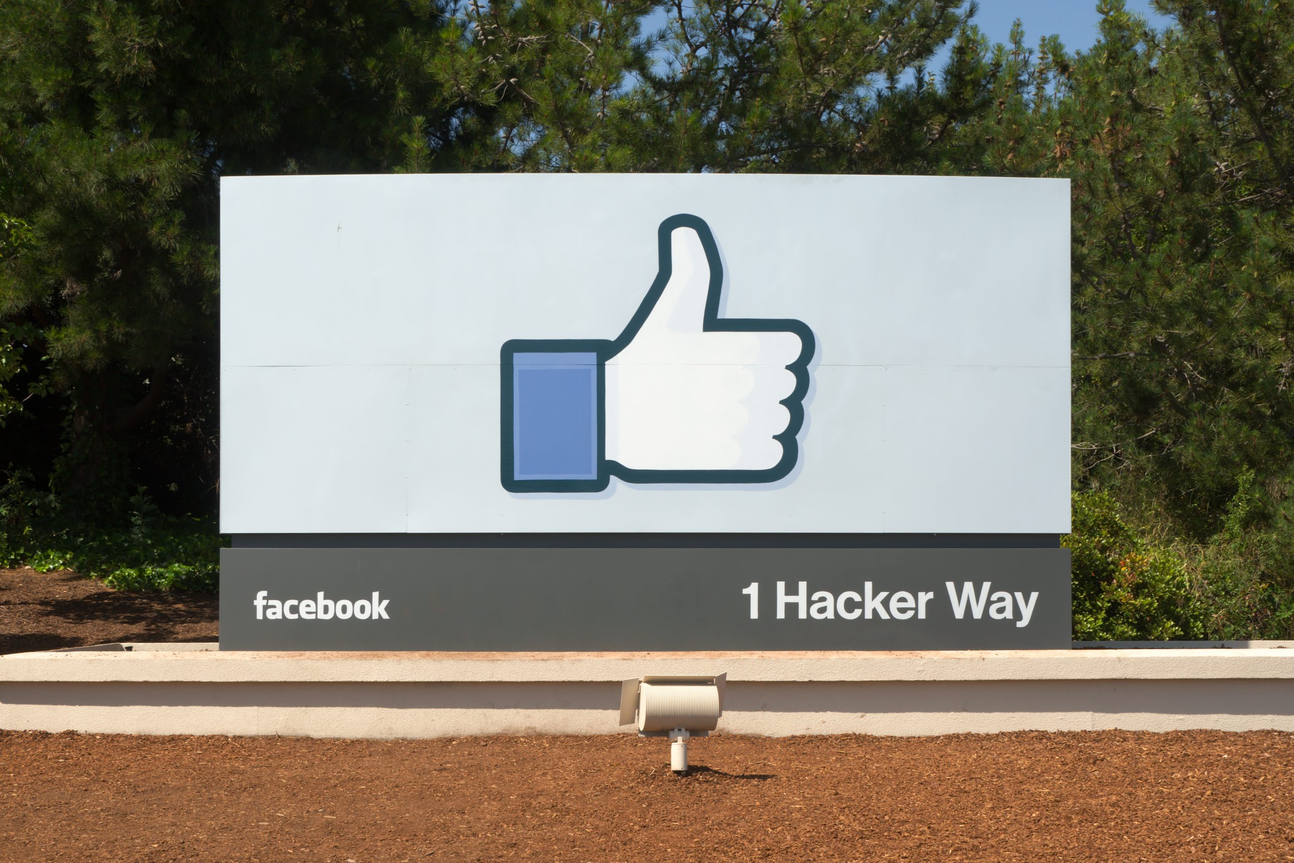 La medida de Facebook de bloquear publicidad en noticias falsas es inútil