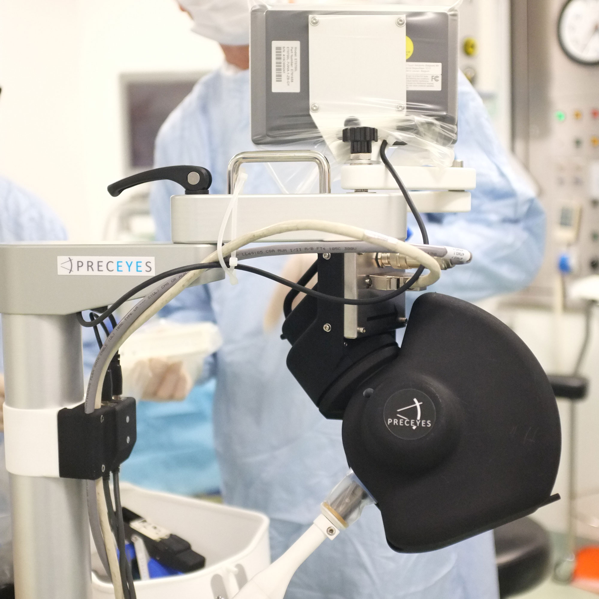 R2D2, el diminuto robot que ha operado un ojo humano desde dentro por primera vez