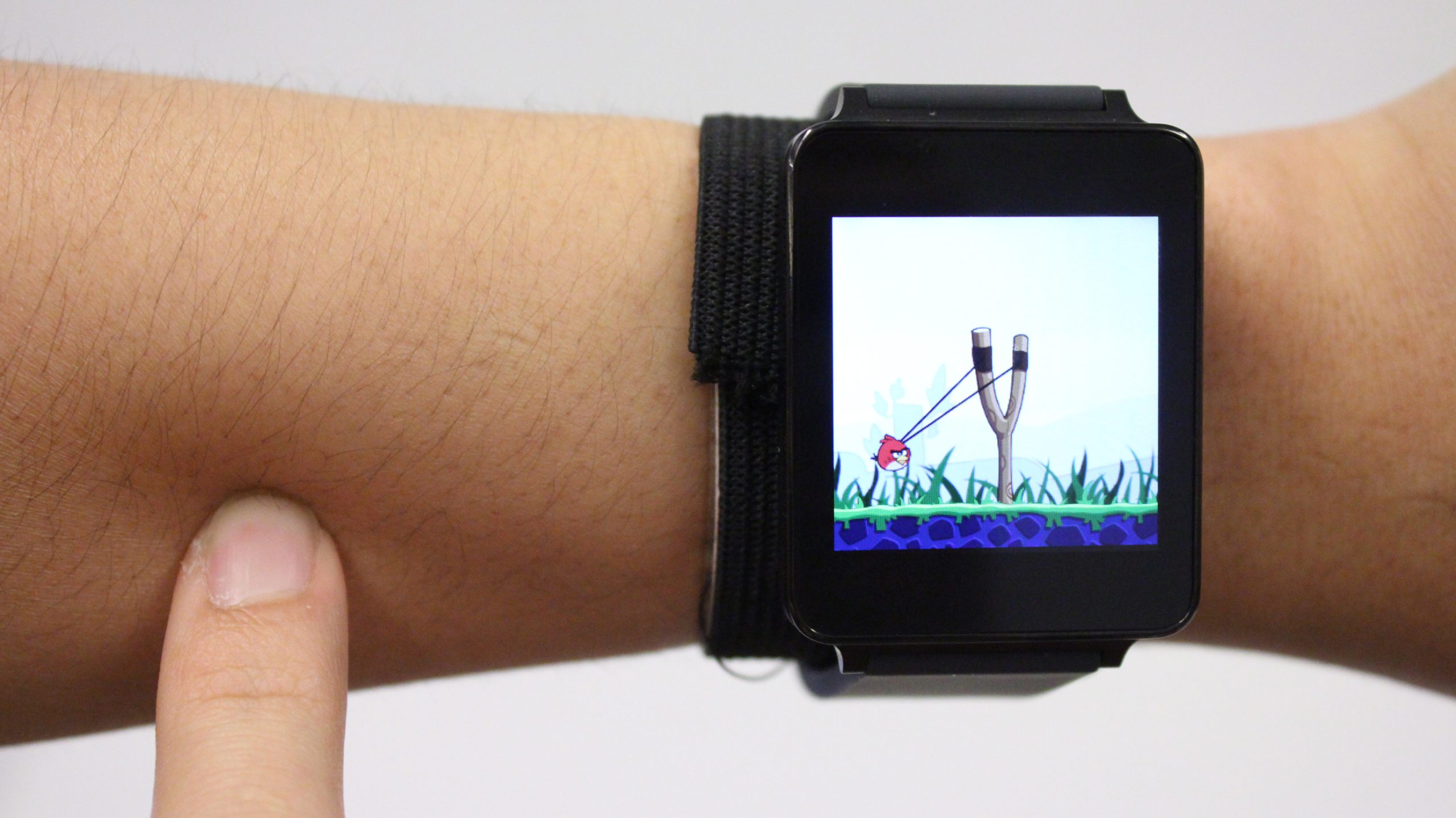 La piel del brazo puede poner fin a la pelea con la diminuta pantalla del 'smartwatch'