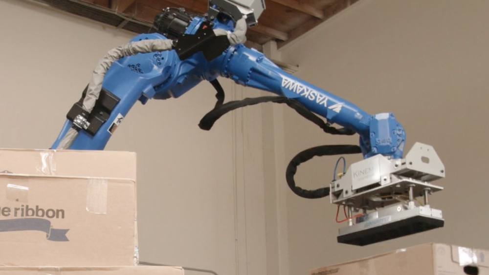 Un robot autodidacta y misterioso domina todos los tipos de caja de un almacén