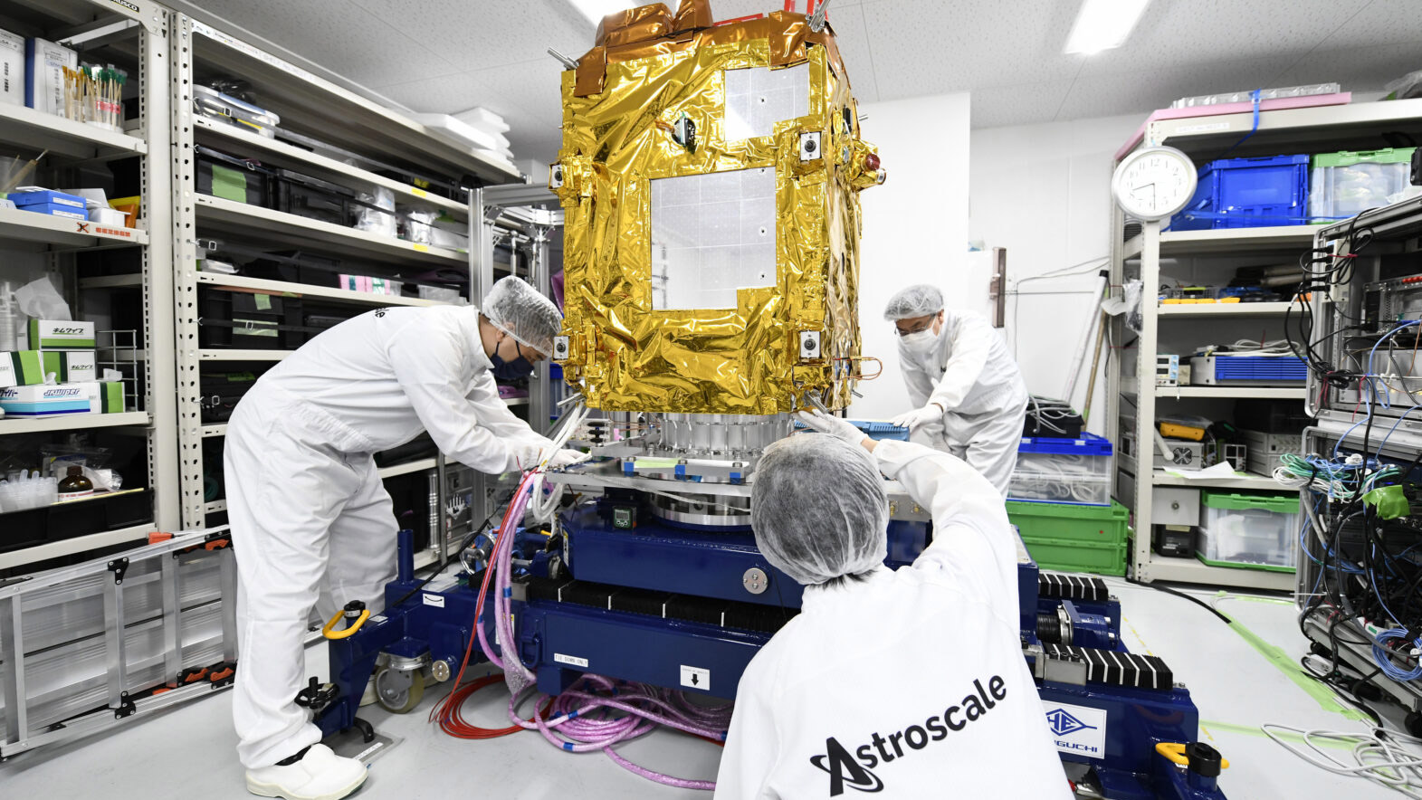 Japón se lanza a limpiar la basura del espacio y recuperar un cohete 'muerto'