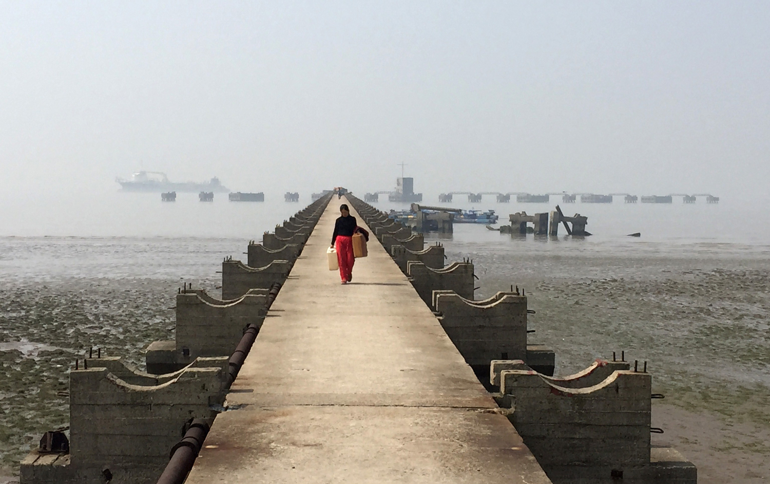 China sigue sin abrir el grifo del agua desalinizada mientras la dulce se le agota